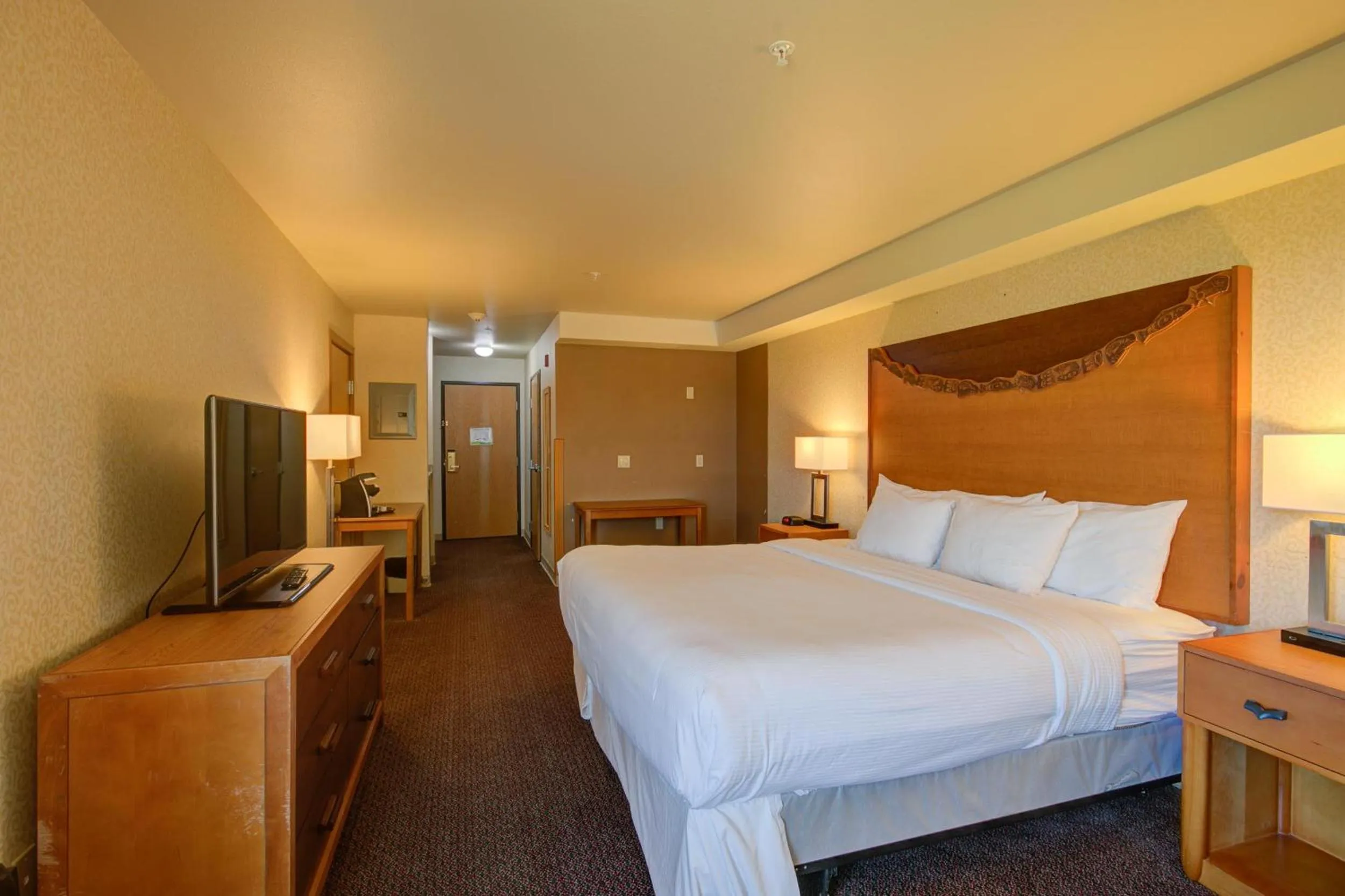 Bed in Pacific Sunrise Inn & Suites