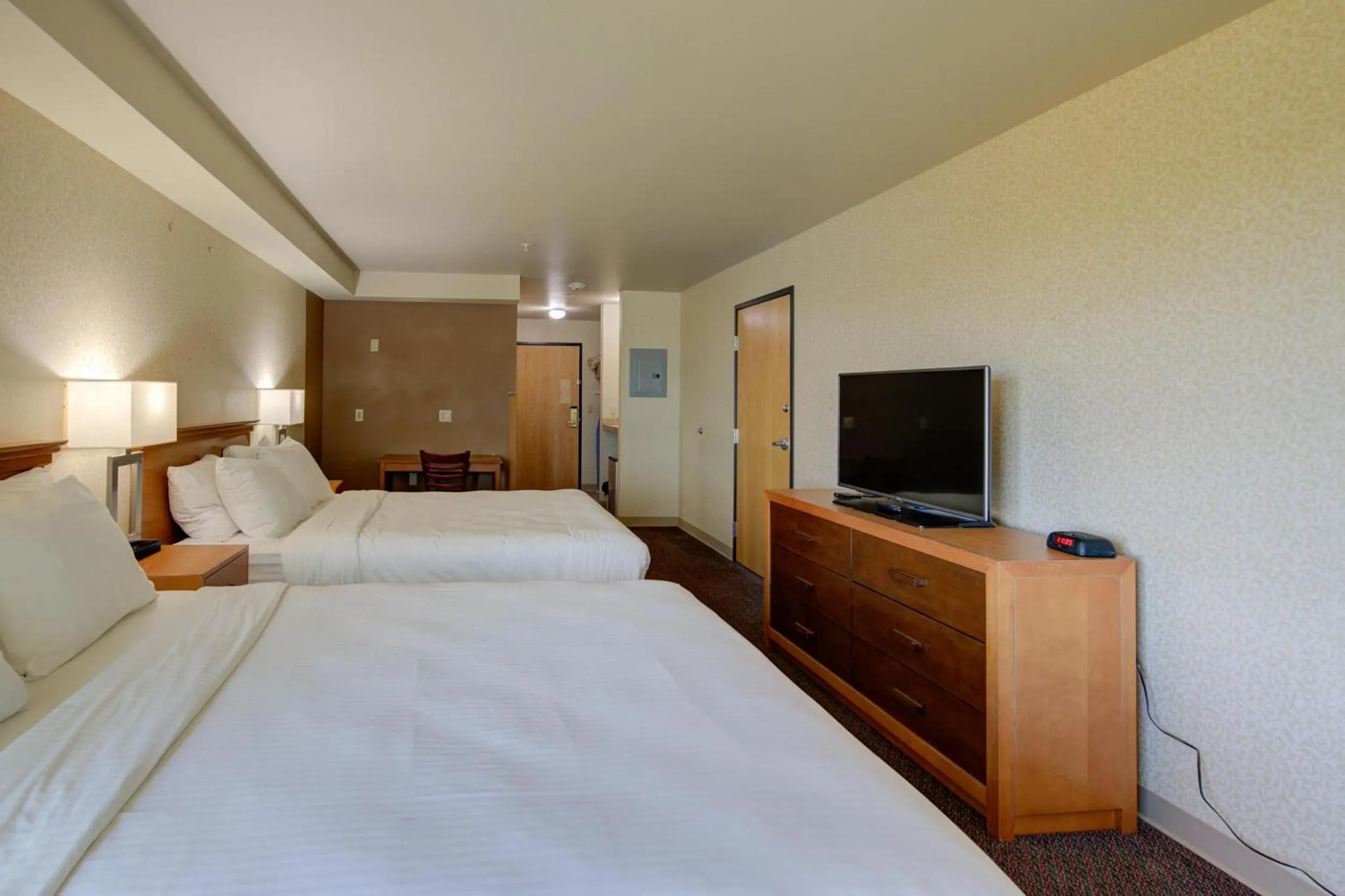 Bed in Pacific Sunrise Inn & Suites