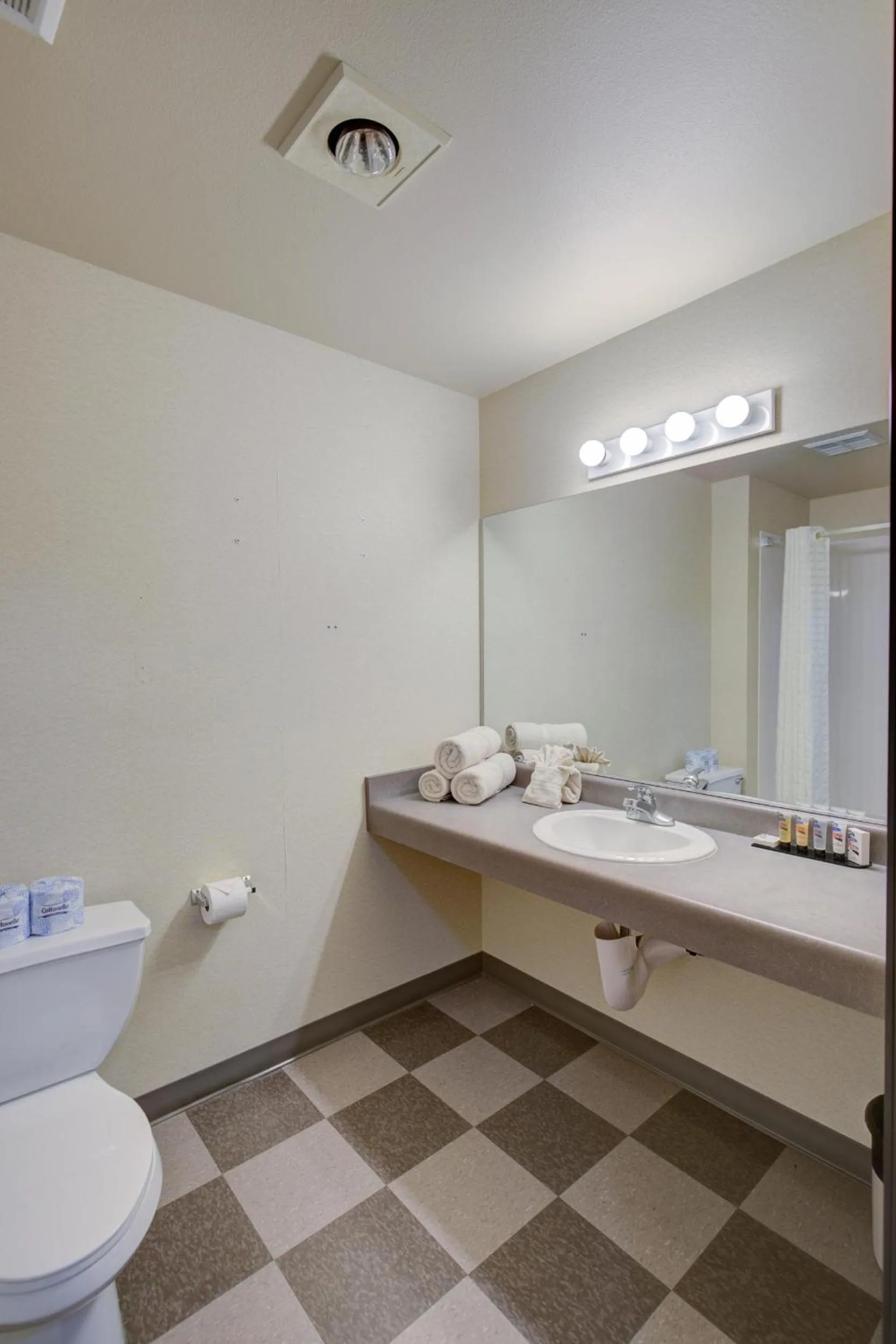 Bathroom in Pacific Sunrise Inn & Suites