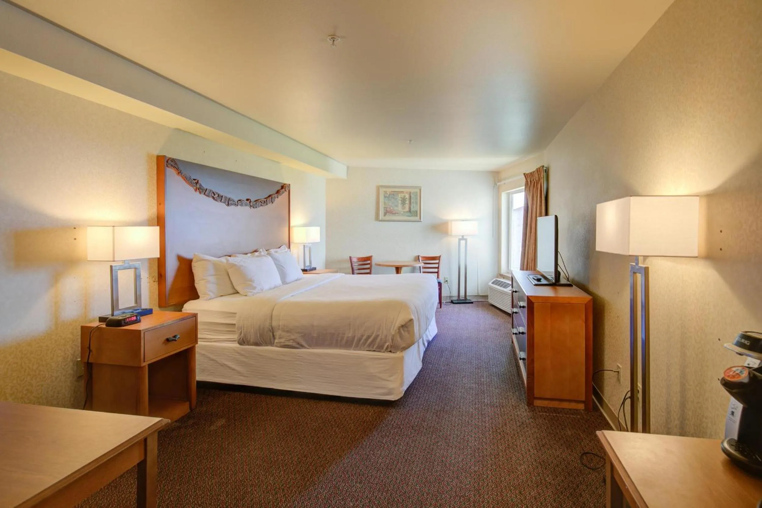 Bed in Pacific Sunrise Inn & Suites