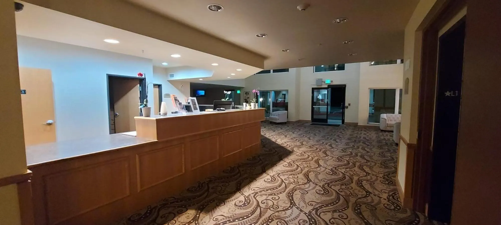Lobby or reception in Pacific Sunrise Inn & Suites