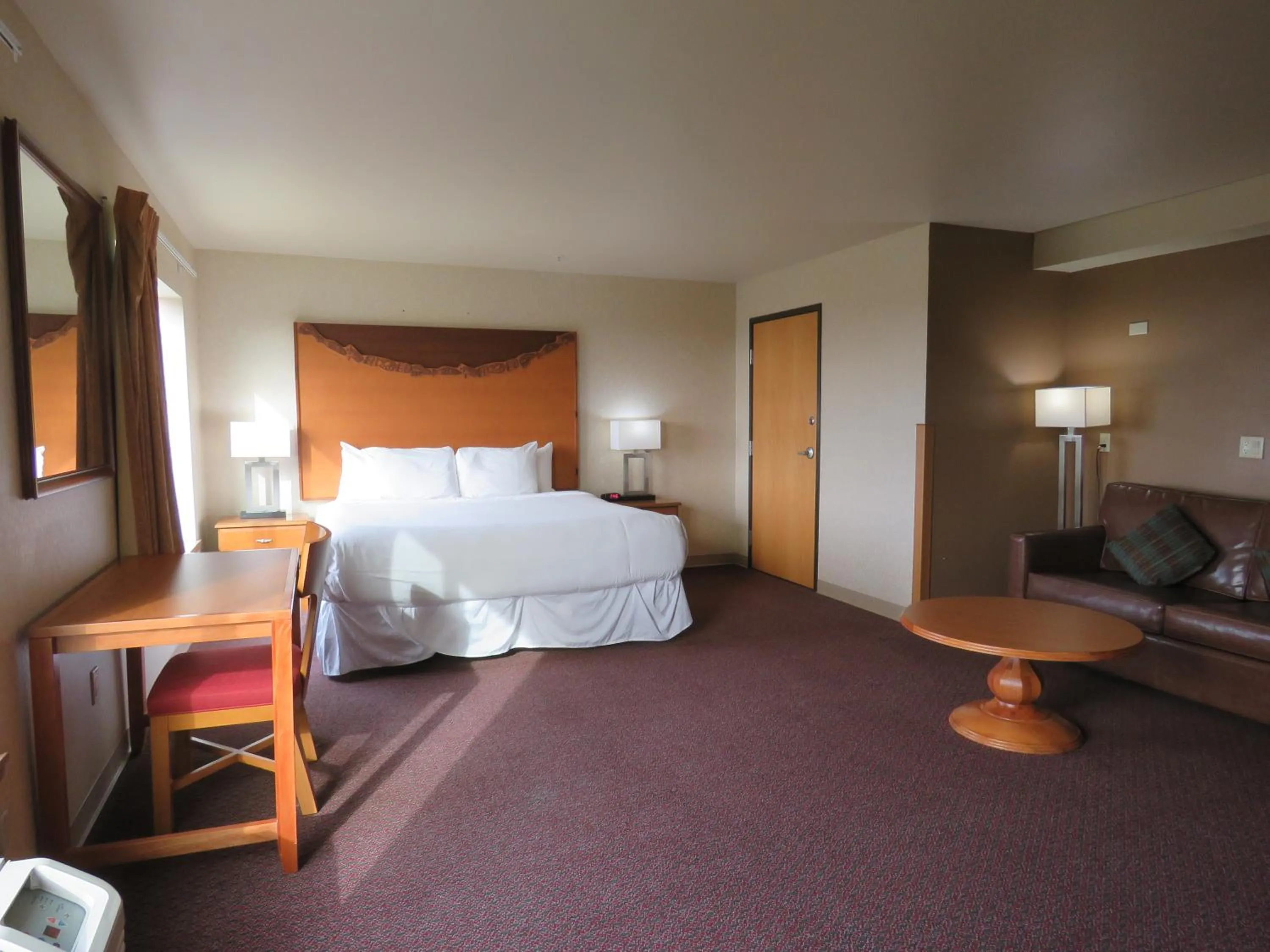 Bed in Pacific Sunrise Inn & Suites