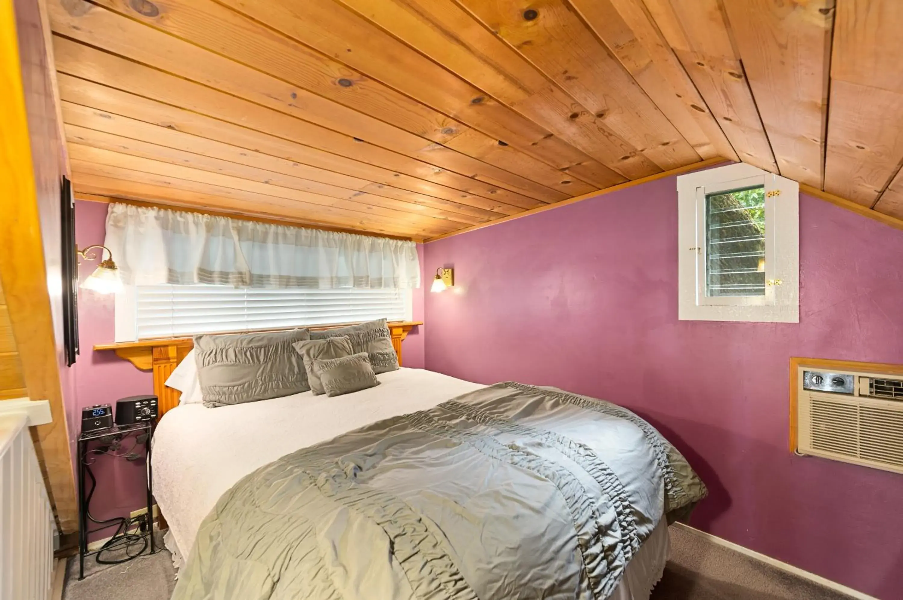 Superior Queen Room - single occupancy in The Gables Wine Country Inn Superior Queen Room - single occupancy in The Gables Wine Country Inn