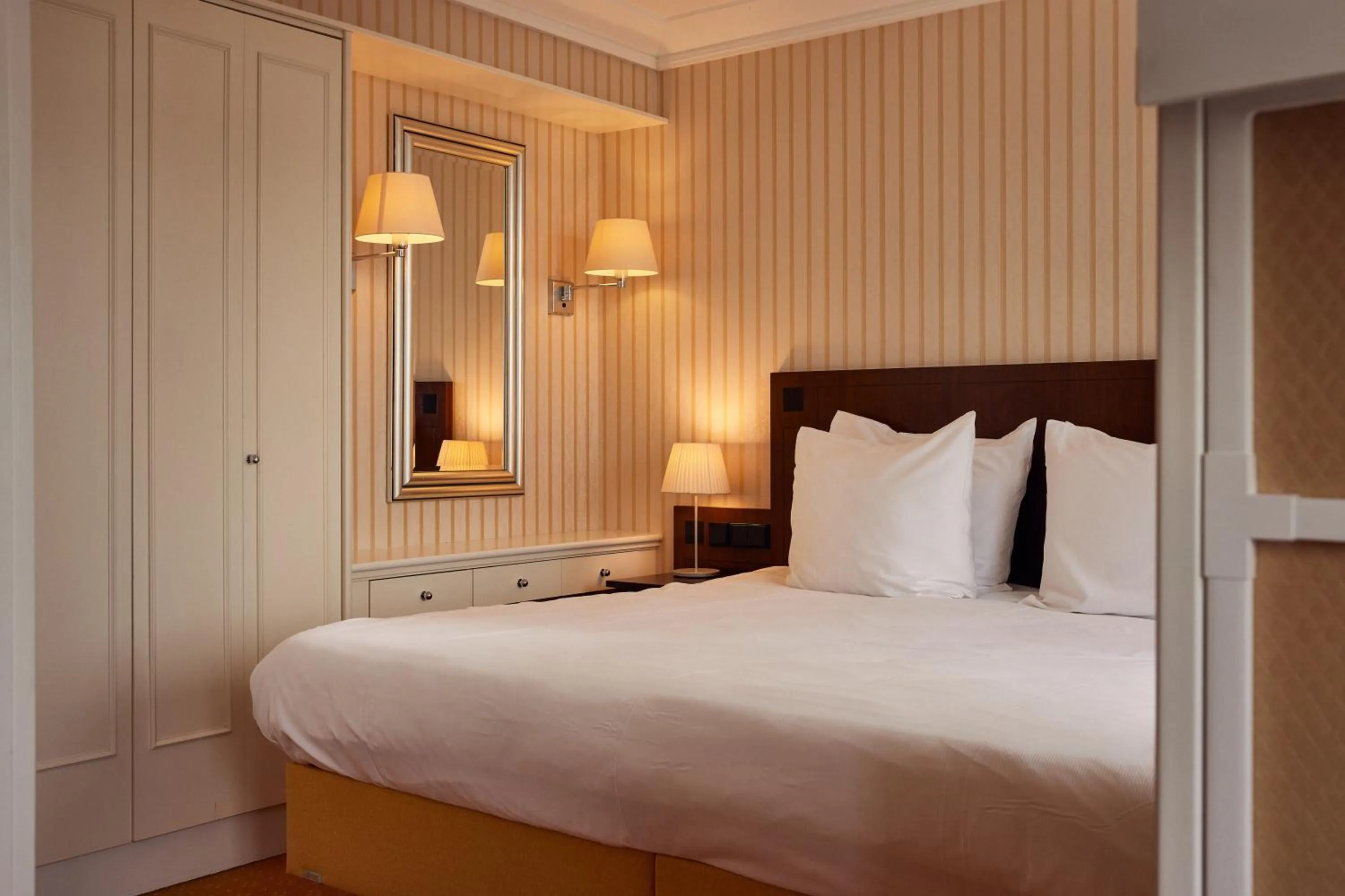 Bedroom, Bed in Van der Valk Palace Hotel Noordwijk