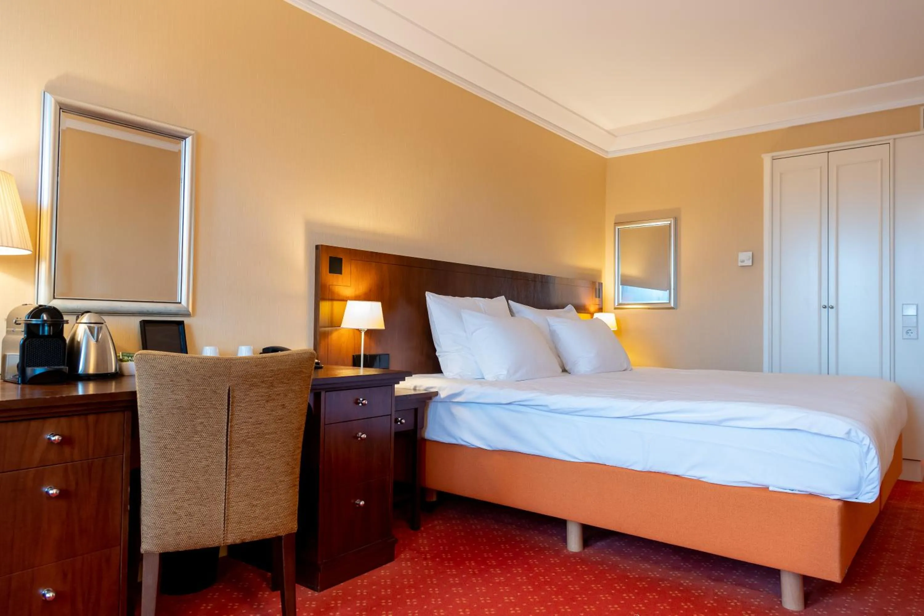 Bedroom, Bed in Van der Valk Palace Hotel Noordwijk