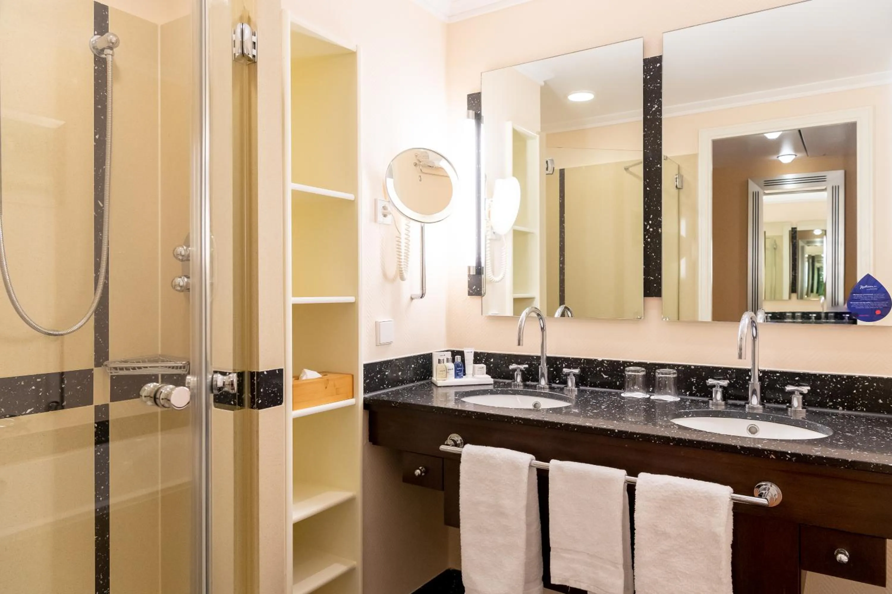 Shower in Van der Valk Palace Hotel Noordwijk