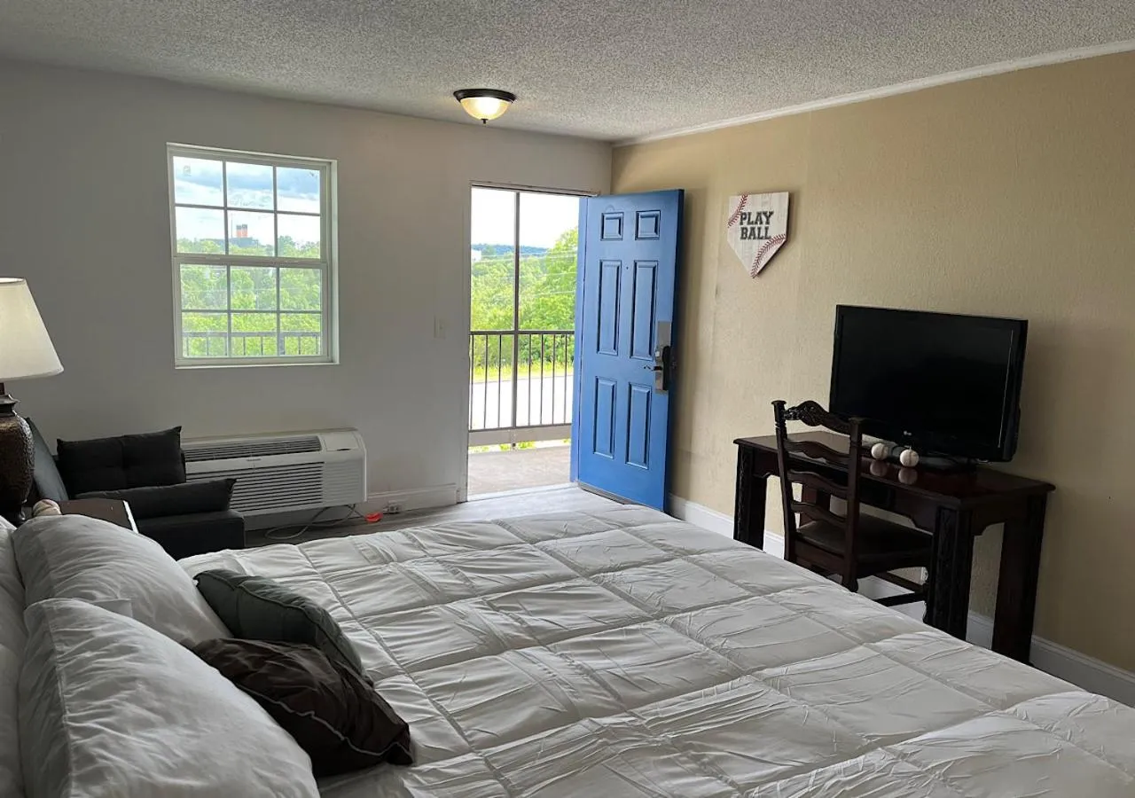 Bathroom, Bed in Ballparks Inn