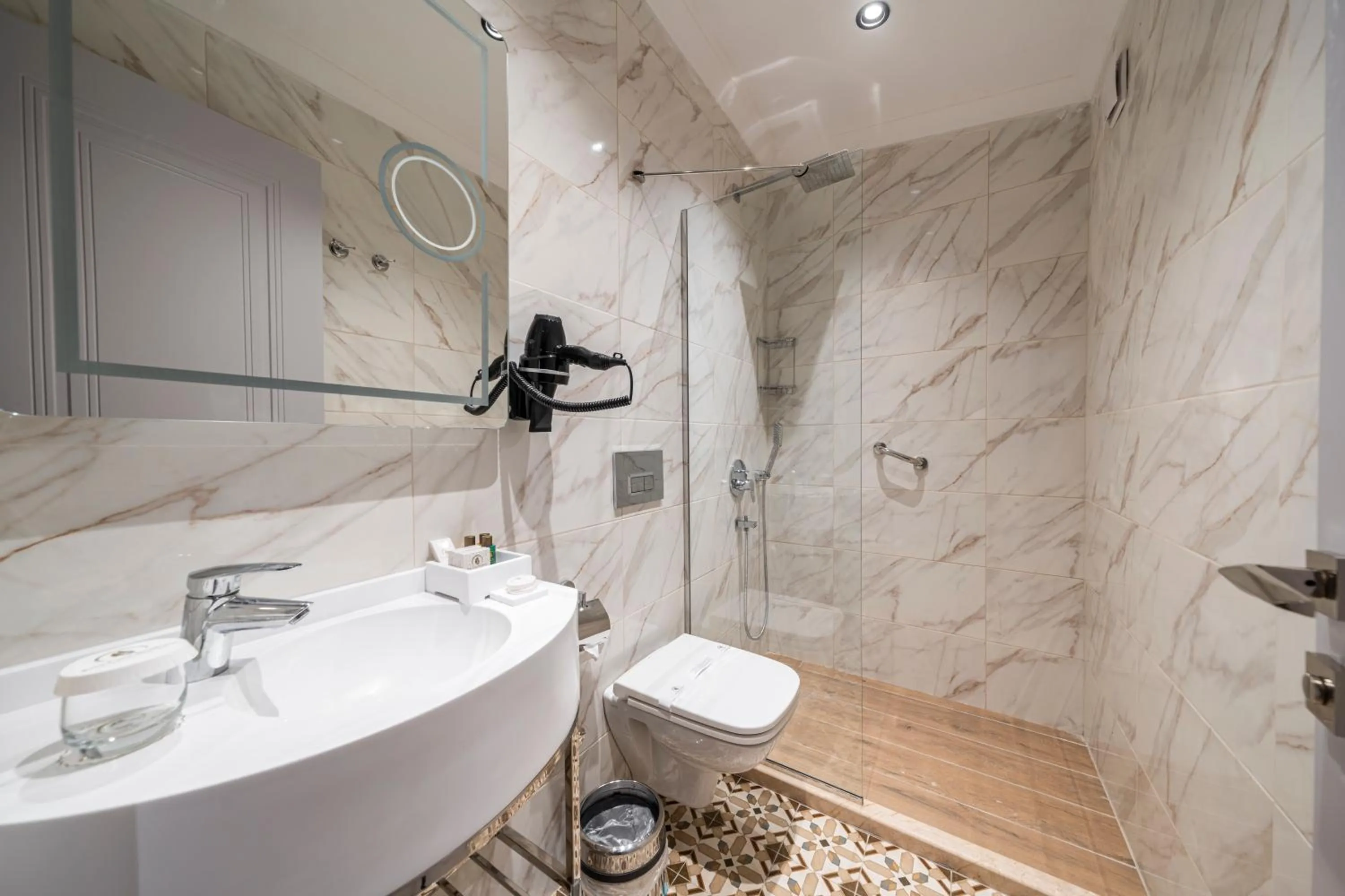 Shower in Pera Luna Premium Hotel