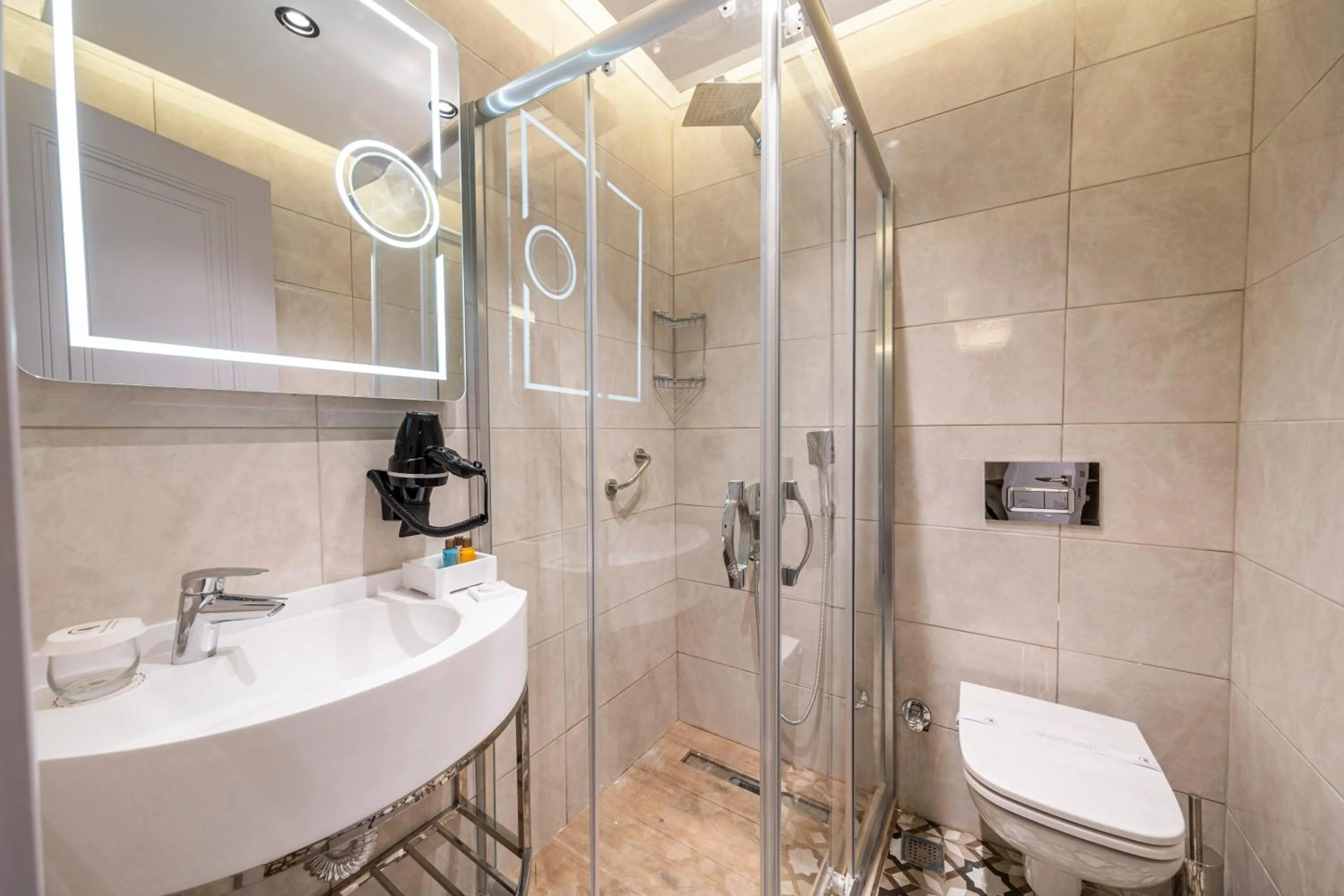 Shower in Pera Luna Premium Hotel