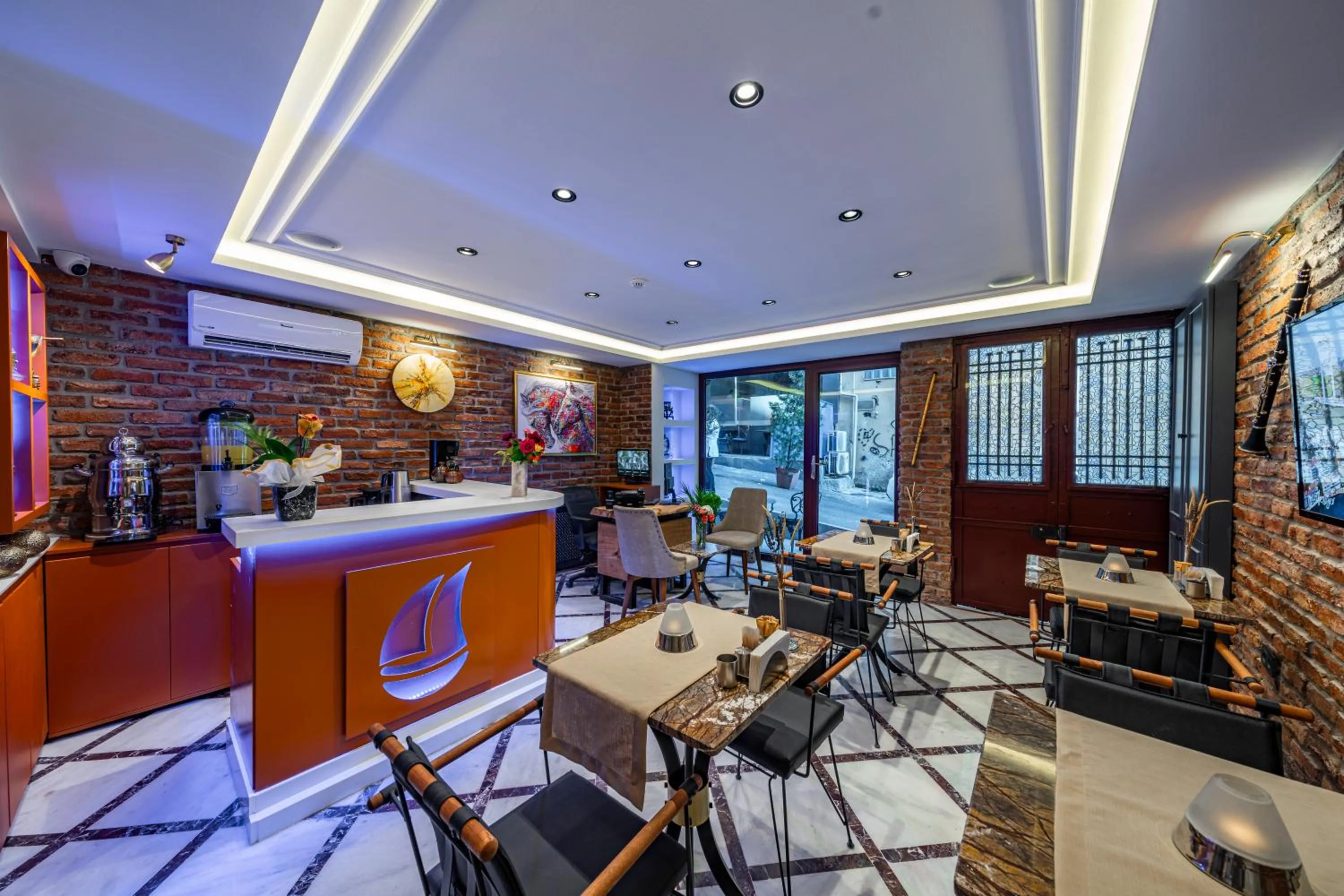 TV and multimedia in Pera Luna Premium Hotel