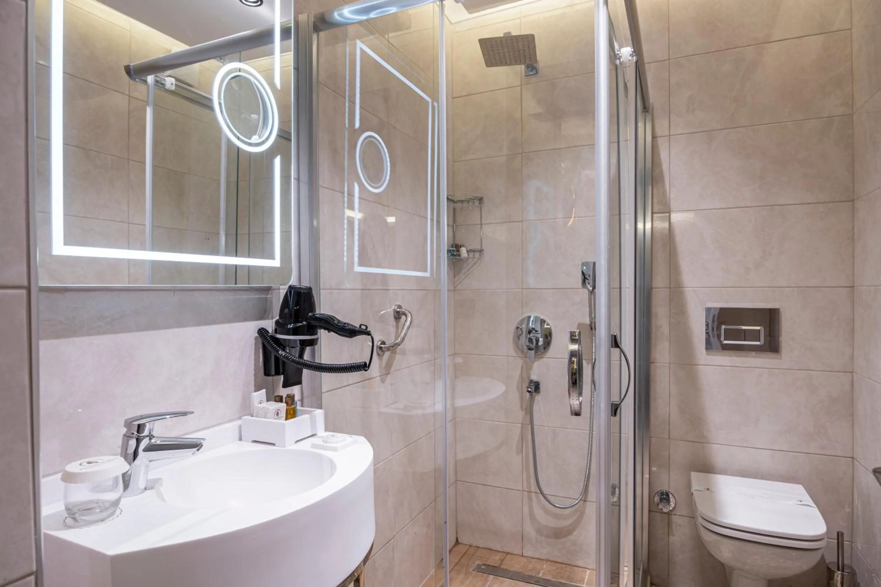 Shower in Pera Luna Premium Hotel
