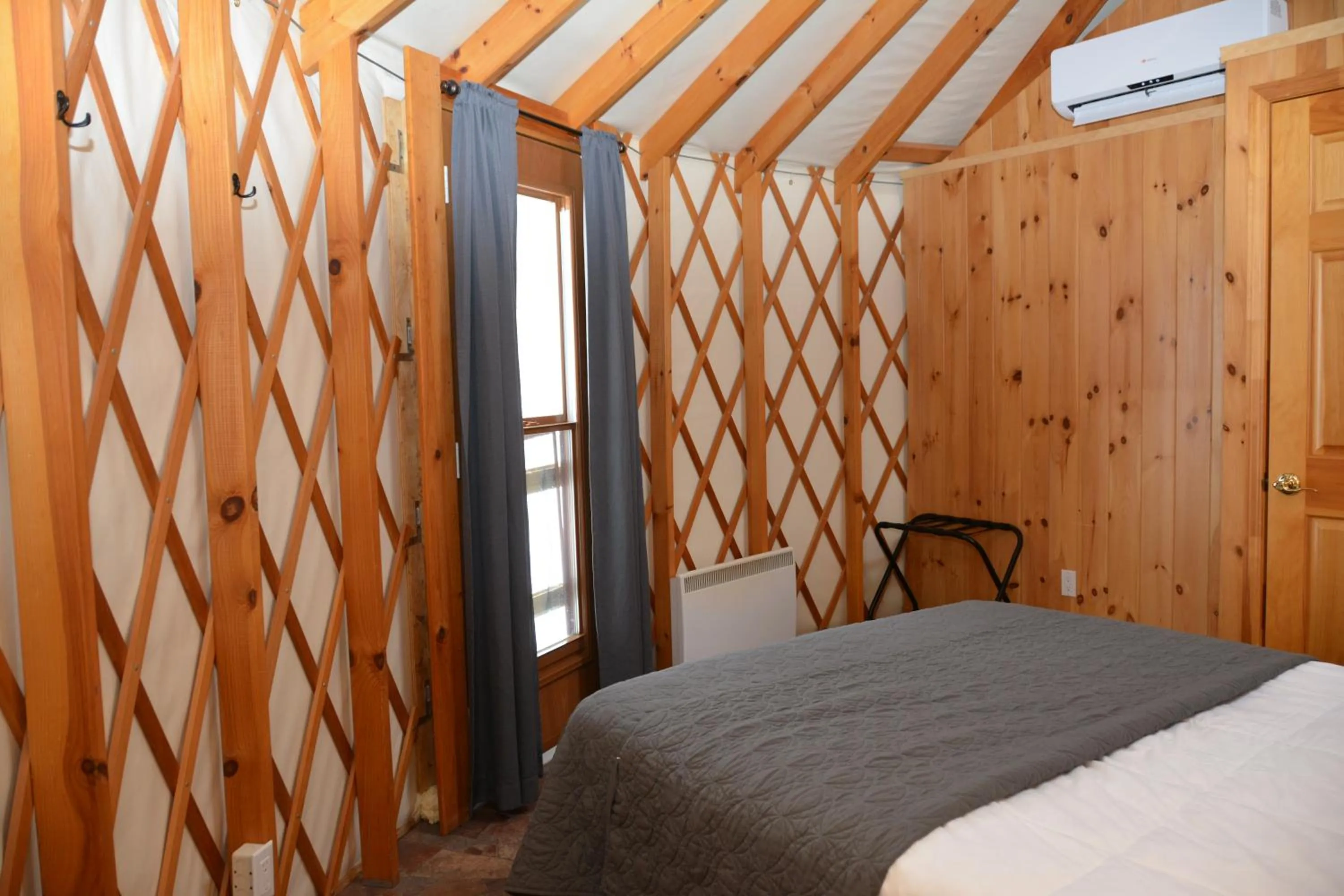 Bedroom, Bed in Parc du Mont-Citadelle