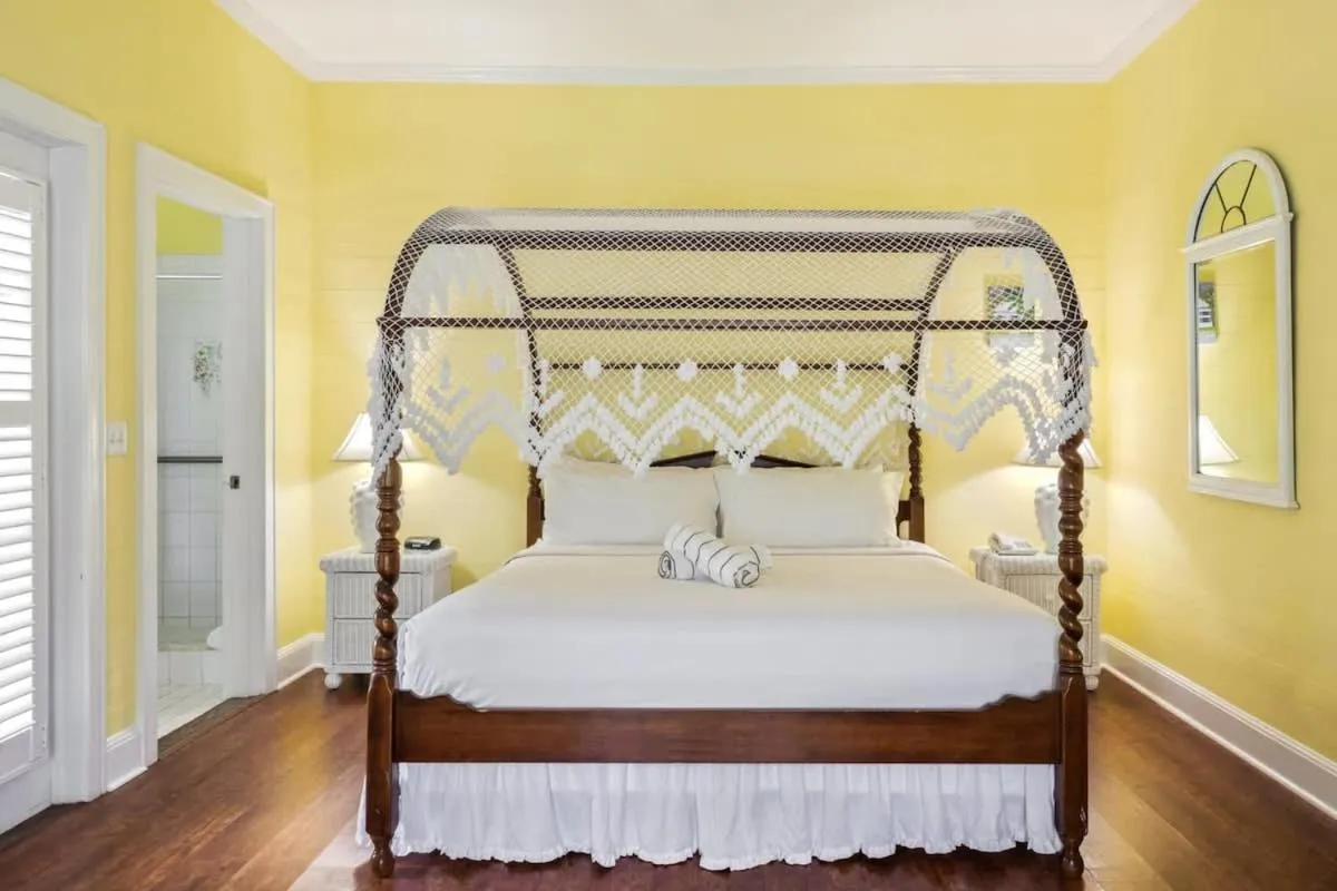 Bed in Classic King Balcony at the James House