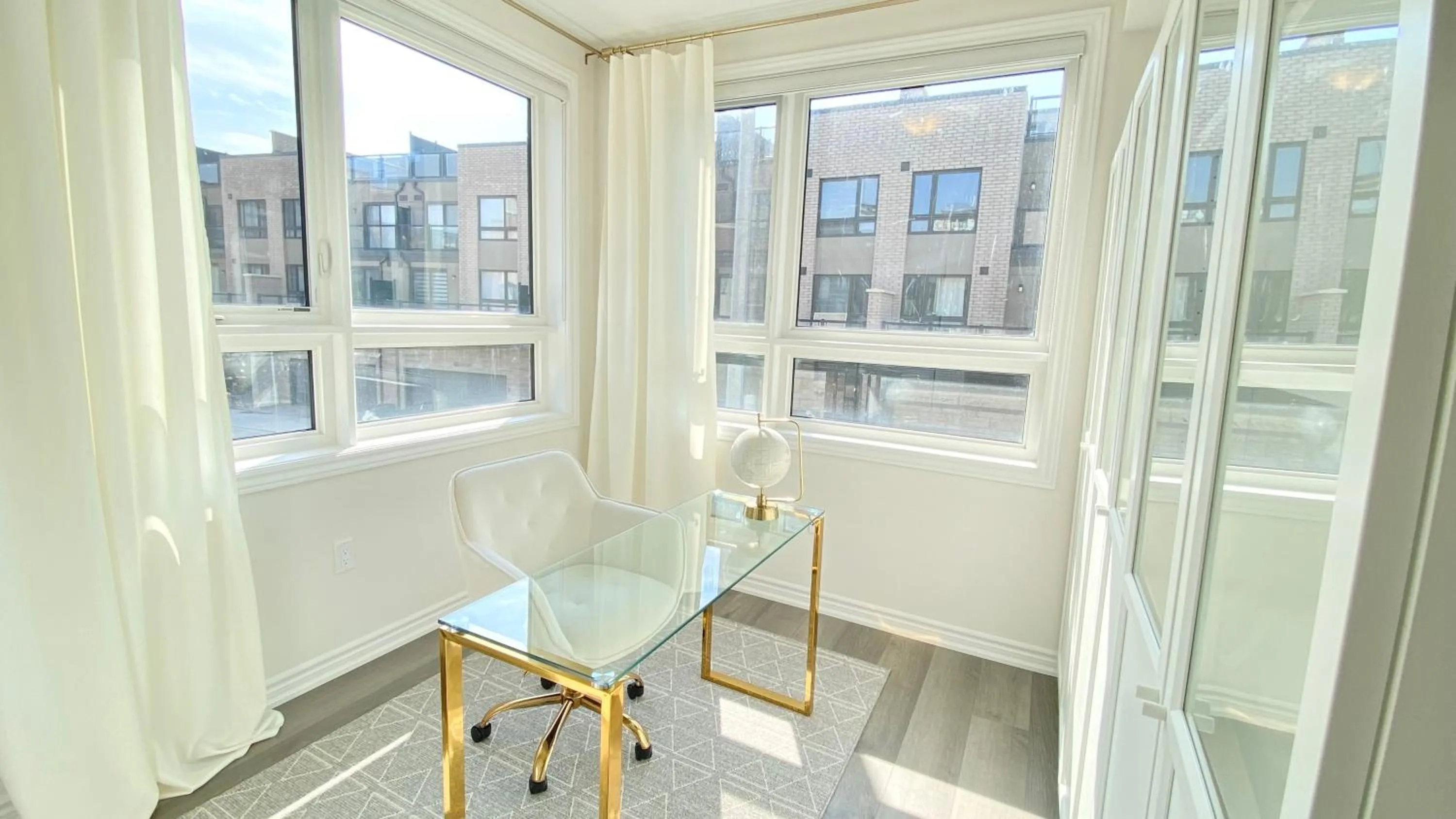 Meeting/conference room in Modern and Bright Luxury Home Centrally Located in Toronto’s GTA