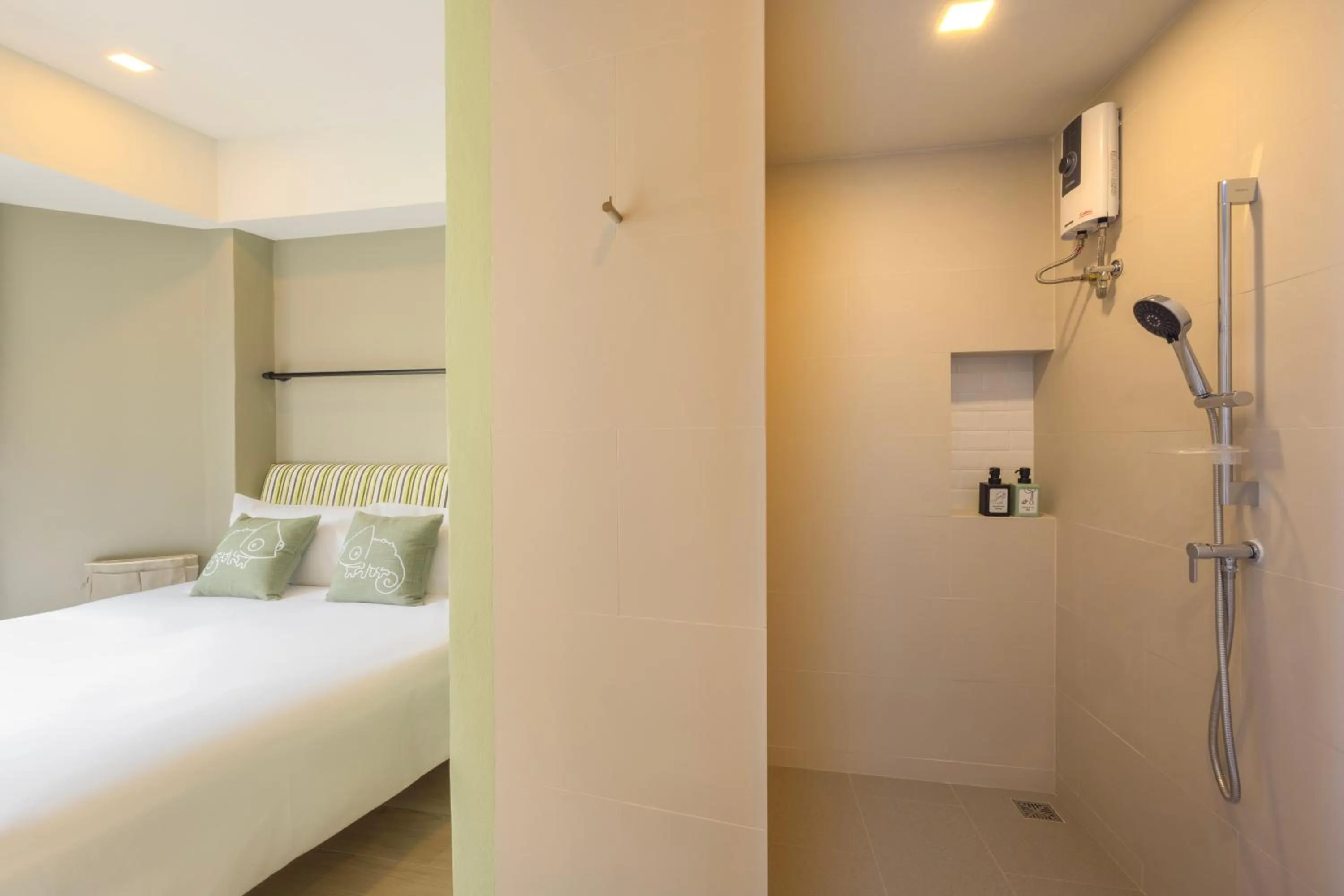 Shower, Bed in Chamemon Bed Phuket Town