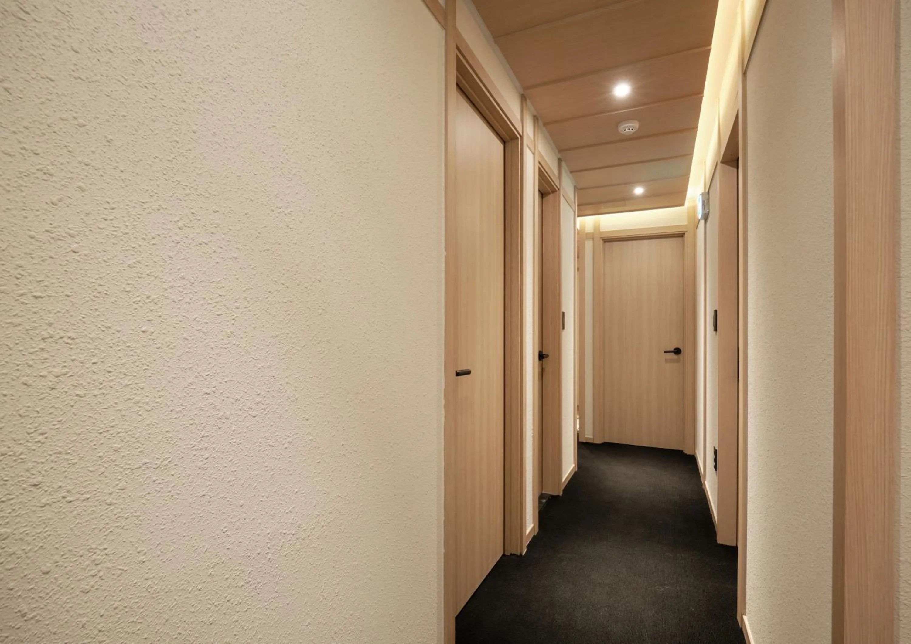 Photo of the whole room in UH Suite Central Seoul