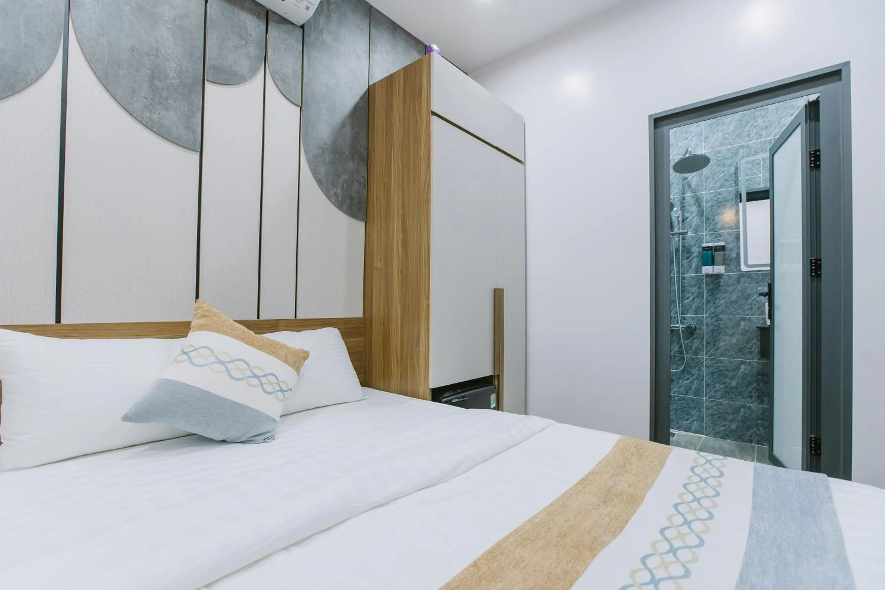 wardrobe, Bed in Peony Hotel