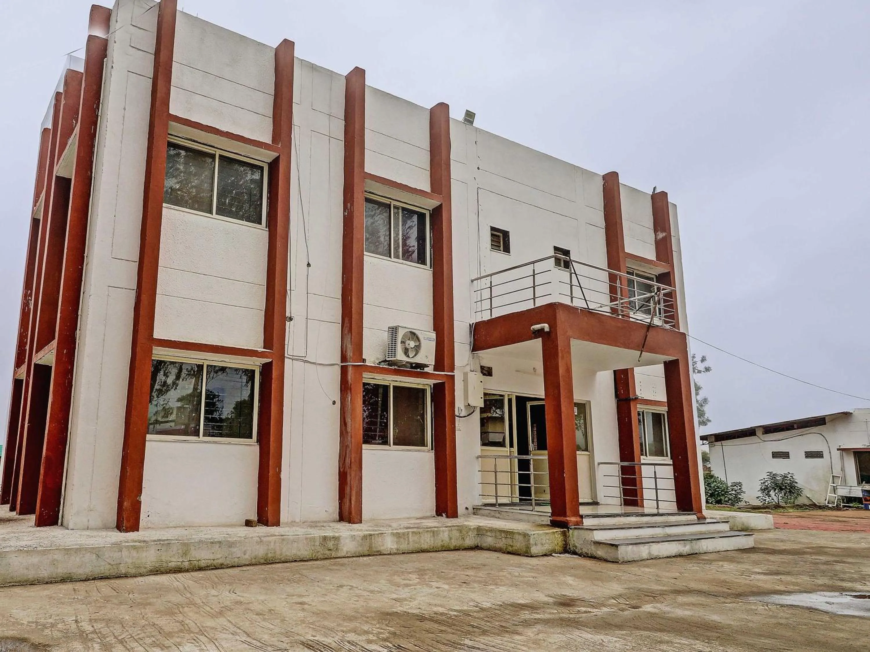 Facade/entrance in HOTEL O MIDWAY TREAT DHAR