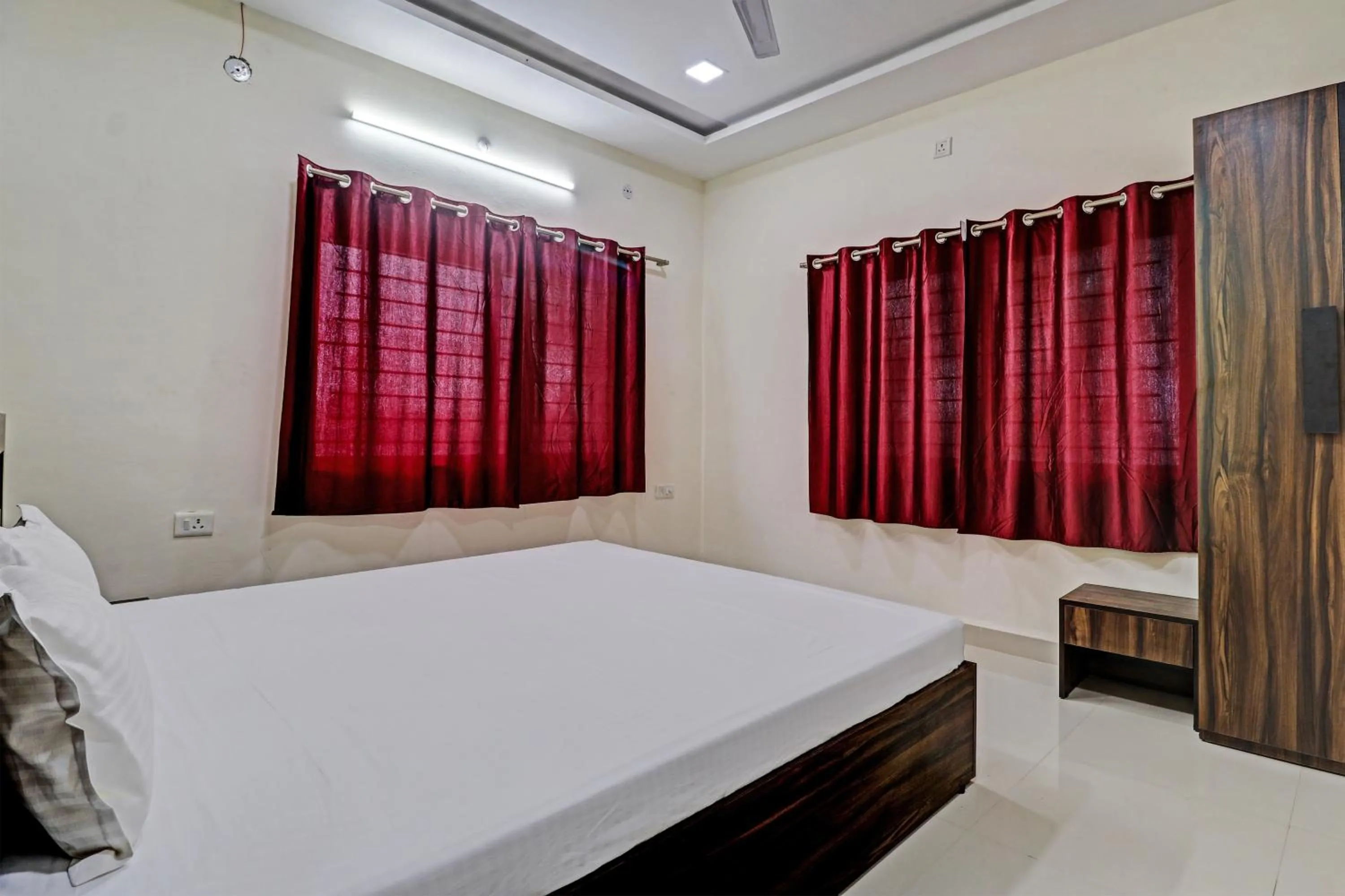 Bedroom, Bed in HOTEL O MIDWAY TREAT DHAR