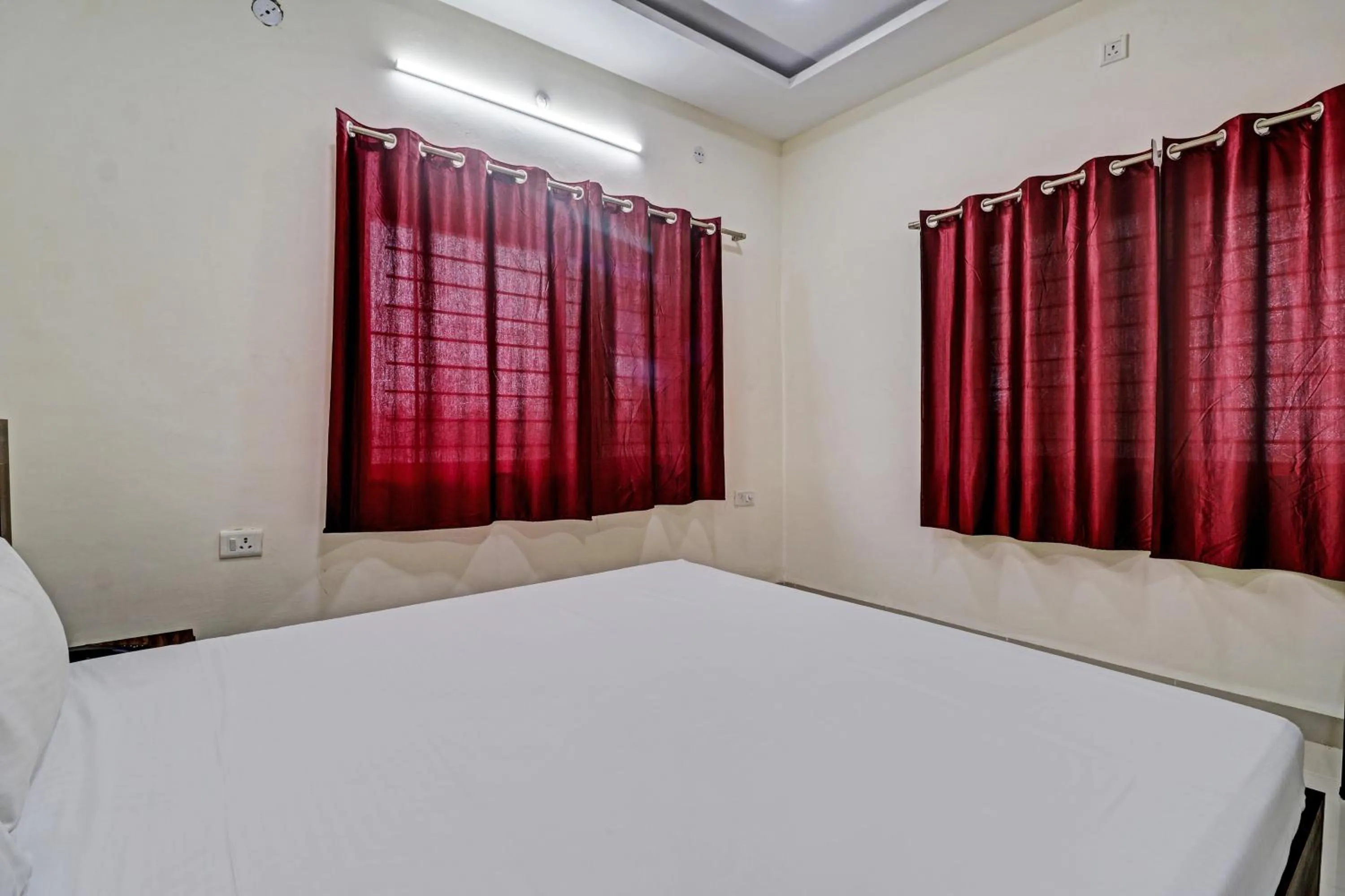 Bedroom, Bed in HOTEL O MIDWAY TREAT DHAR