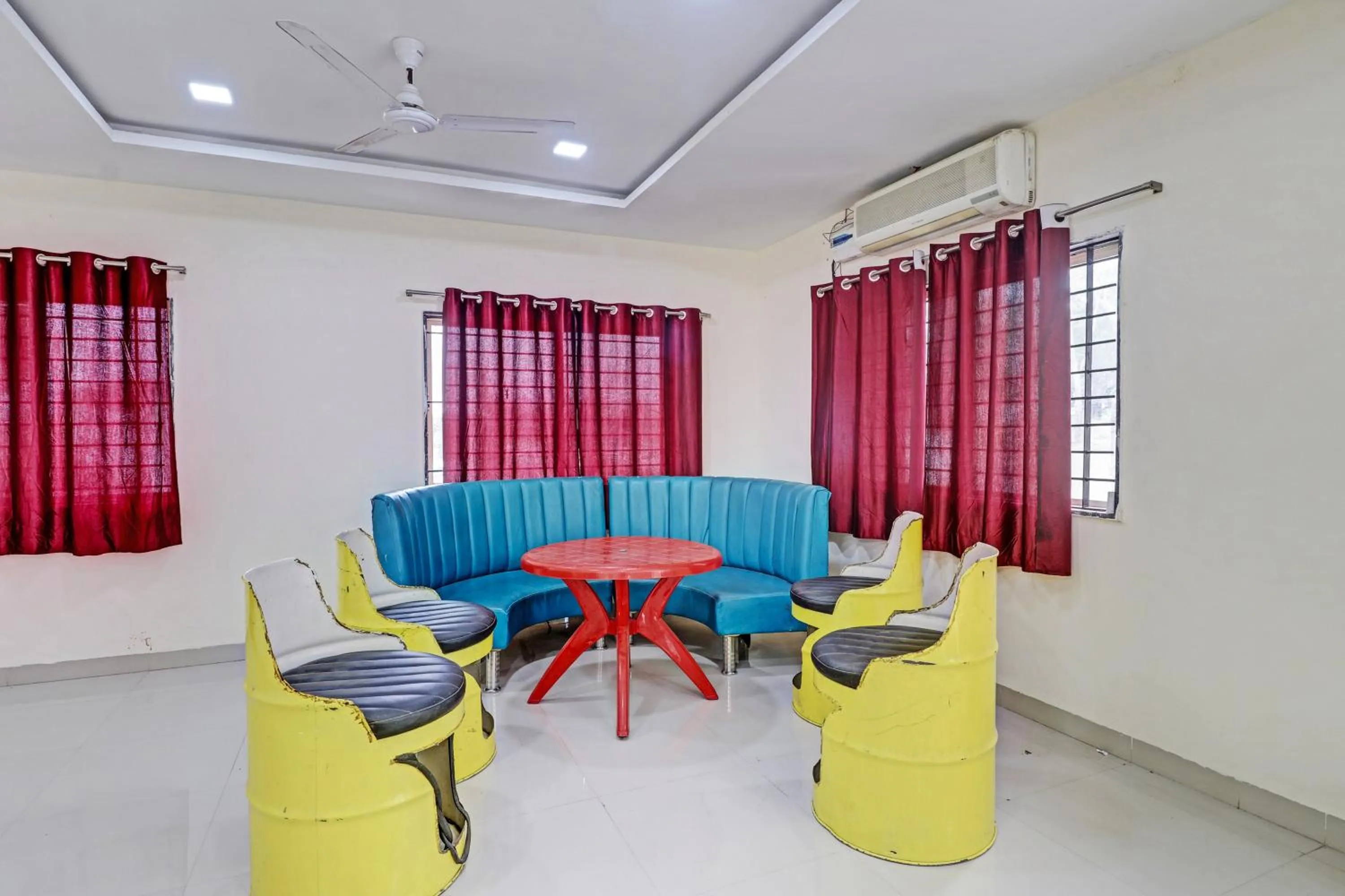 Dining area in HOTEL O MIDWAY TREAT DHAR