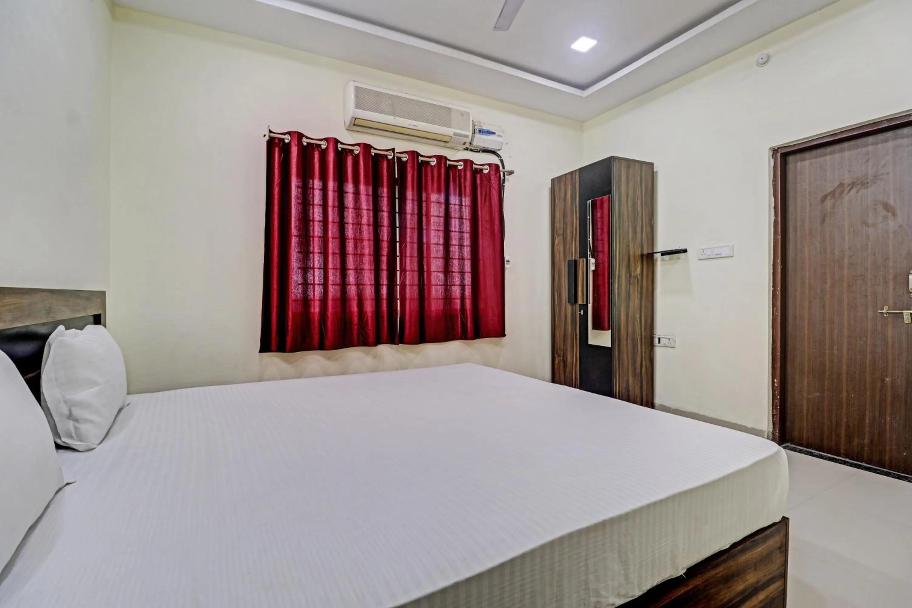 Bedroom, Bed in HOTEL O MIDWAY TREAT DHAR
