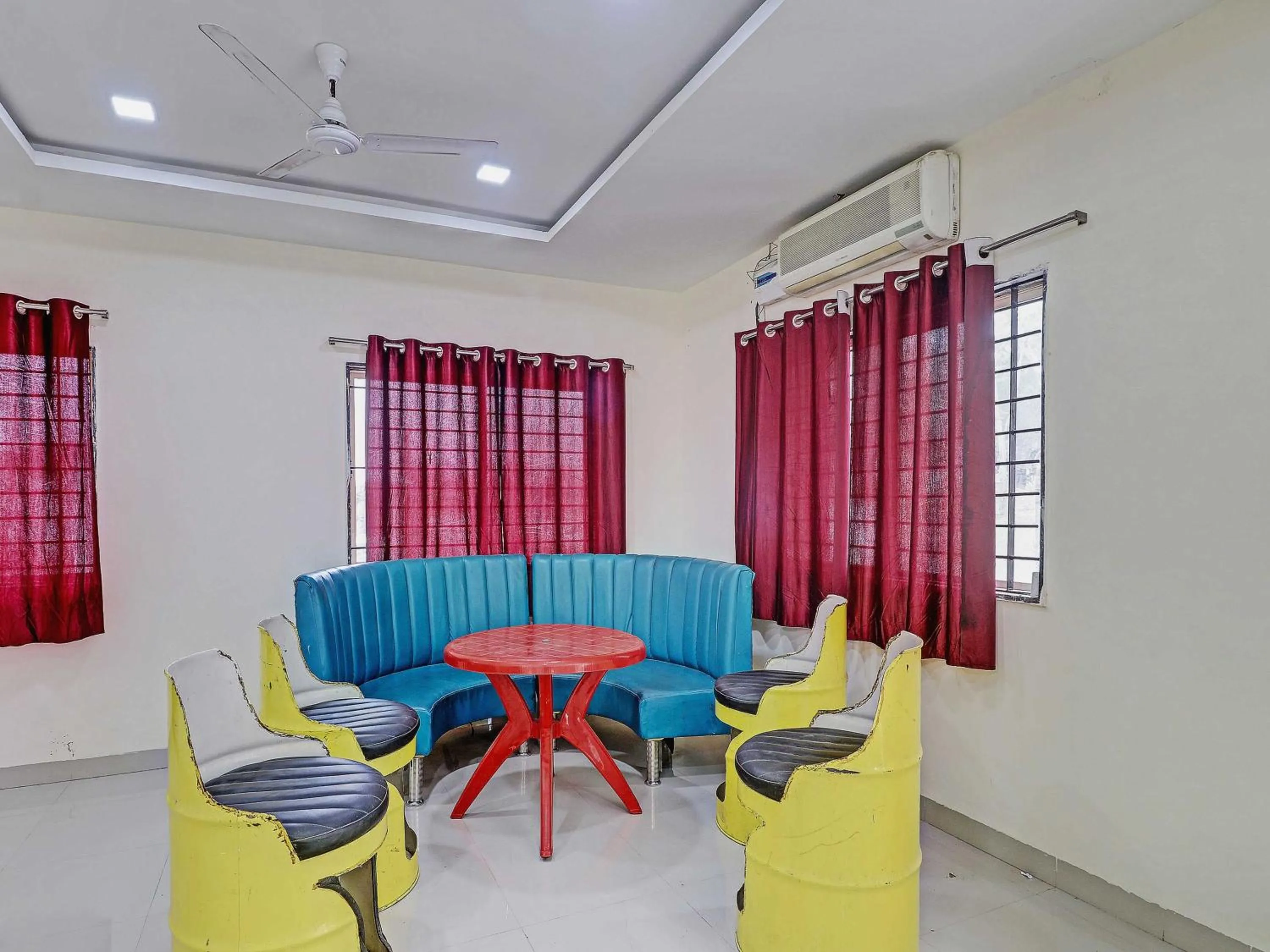 Dining area in HOTEL O MIDWAY TREAT DHAR