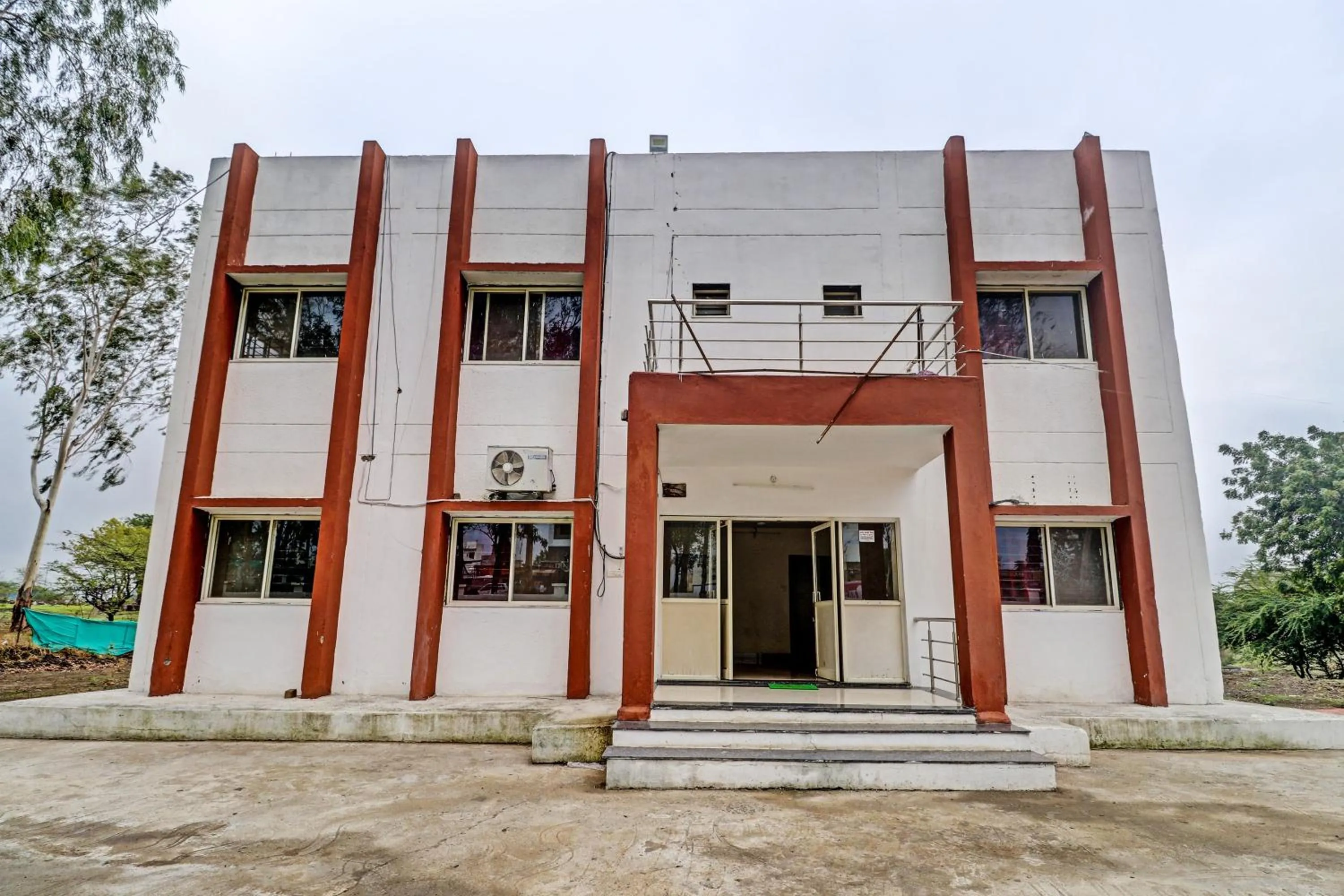 Facade/entrance in HOTEL O MIDWAY TREAT DHAR