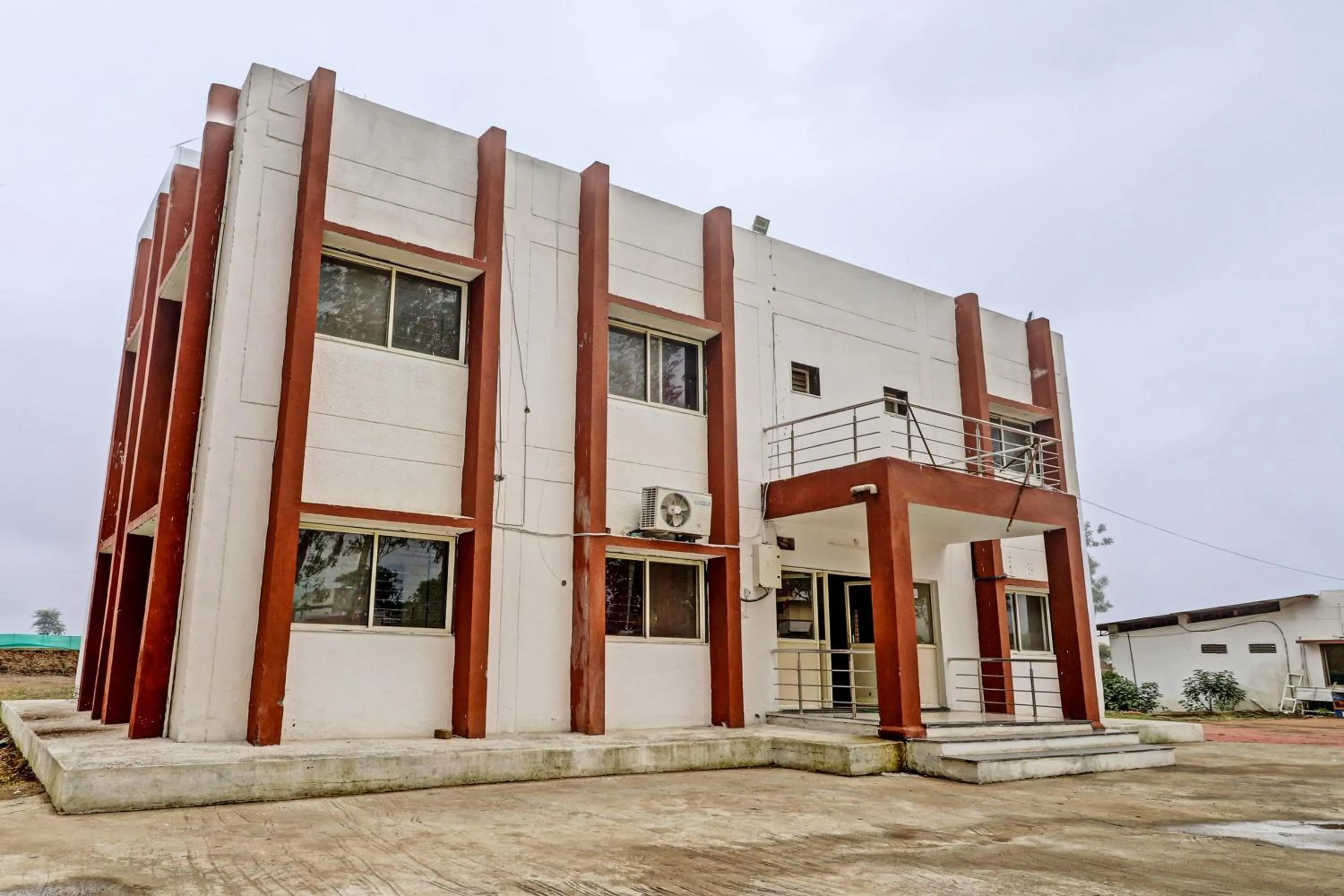 Facade/entrance in HOTEL O MIDWAY TREAT DHAR