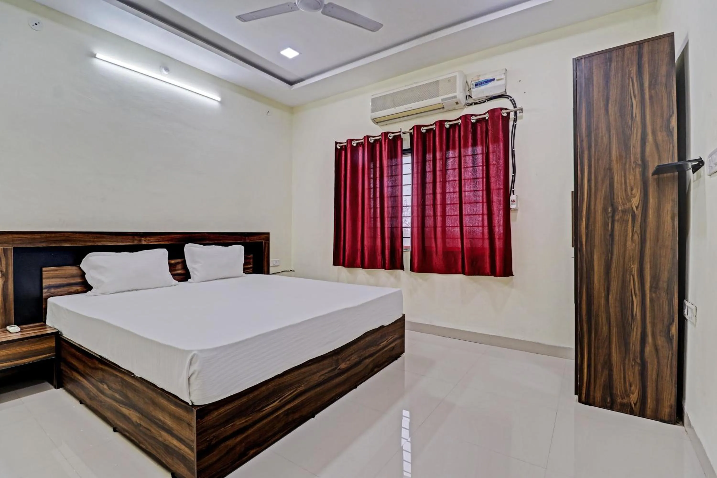 Bedroom, Bed in HOTEL O MIDWAY TREAT DHAR