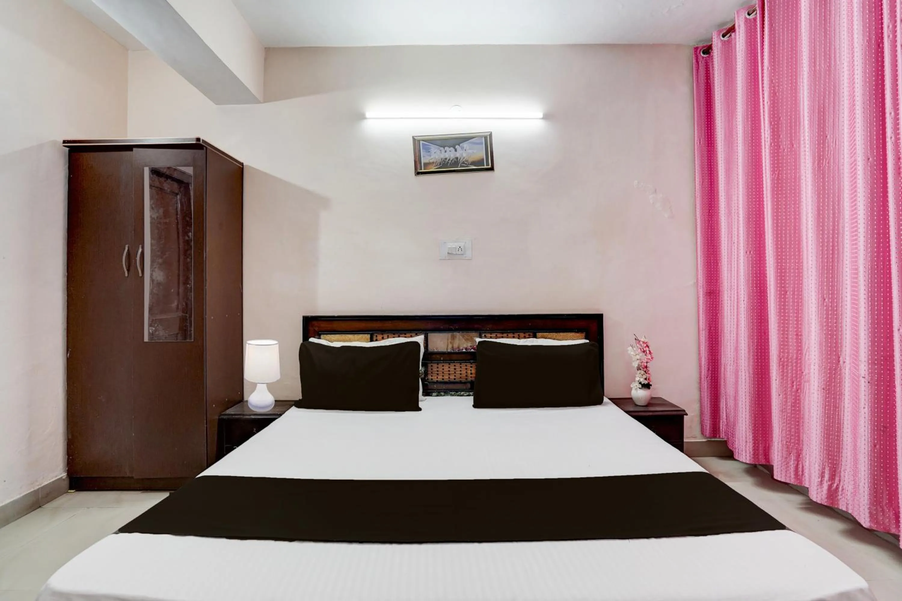 Bedroom, Bed in Hotel O Basera