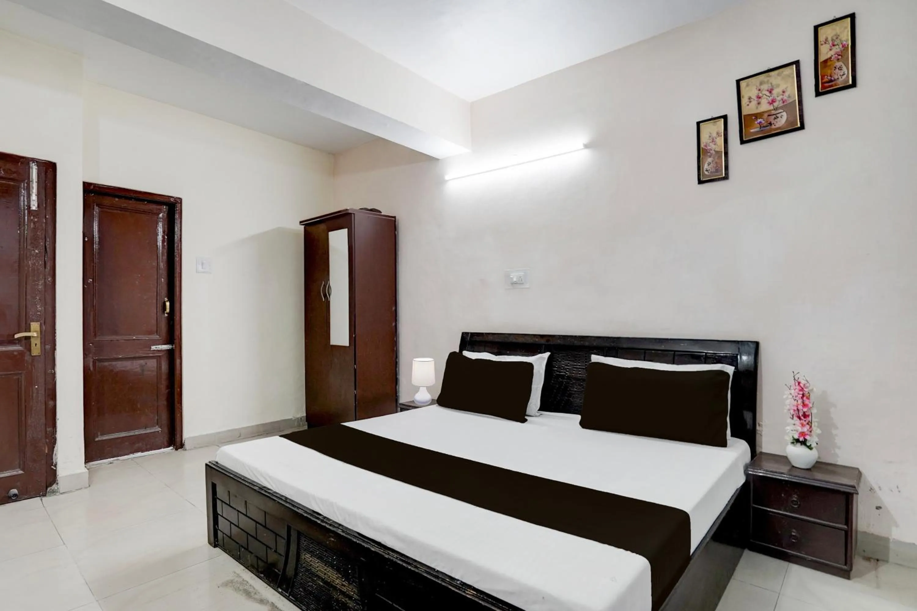 Bedroom, Bed in Hotel O Basera