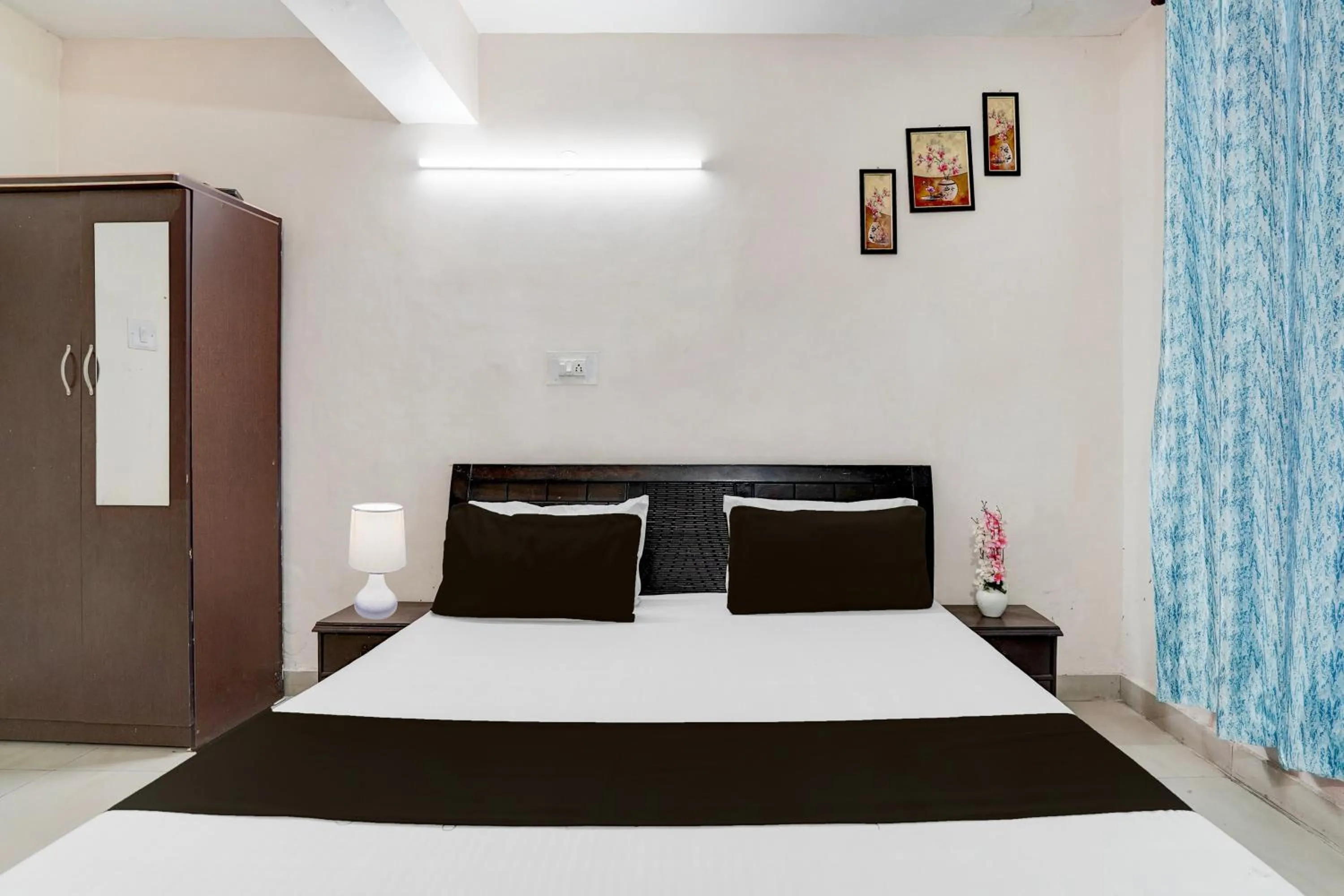 Bedroom in Hotel O Basera