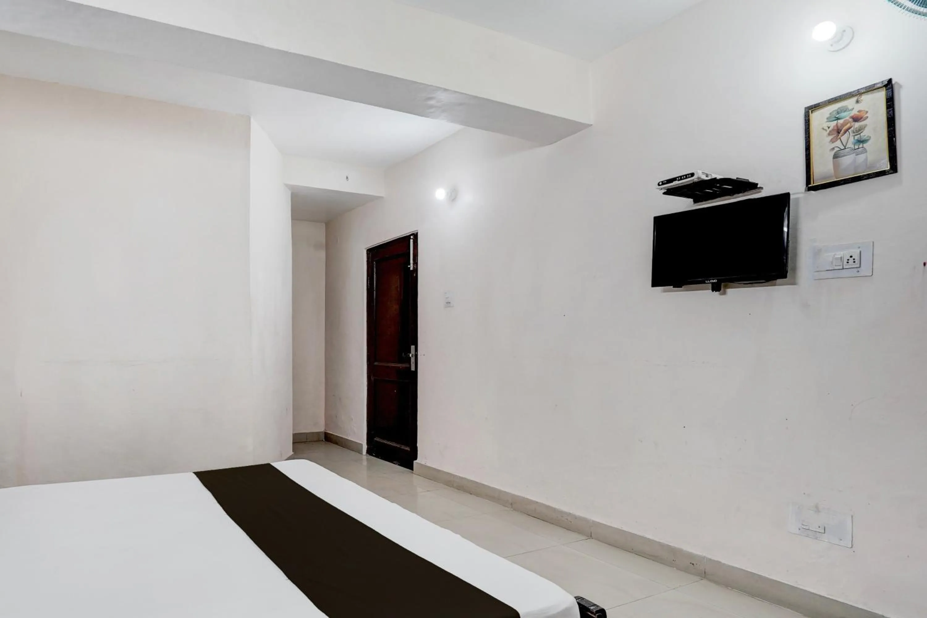 Bedroom in Hotel O Basera