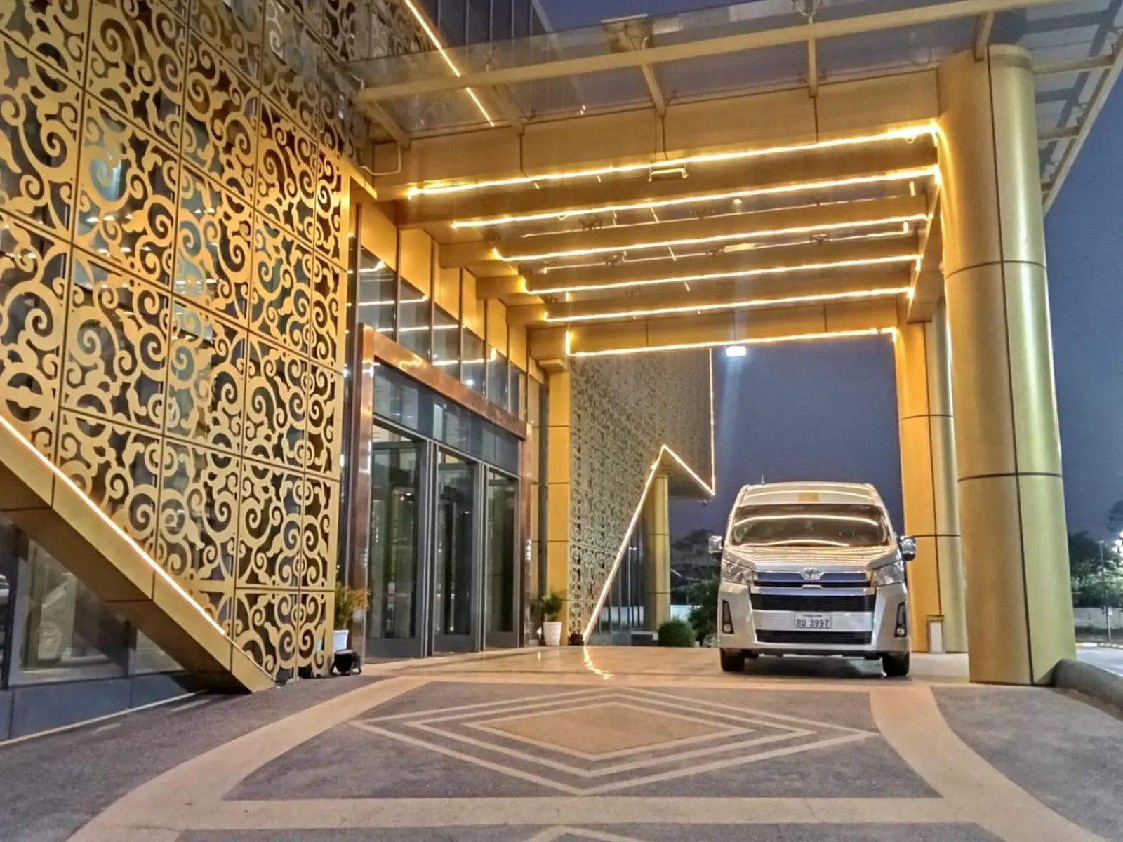 shuttle in ST Vegas Hotel