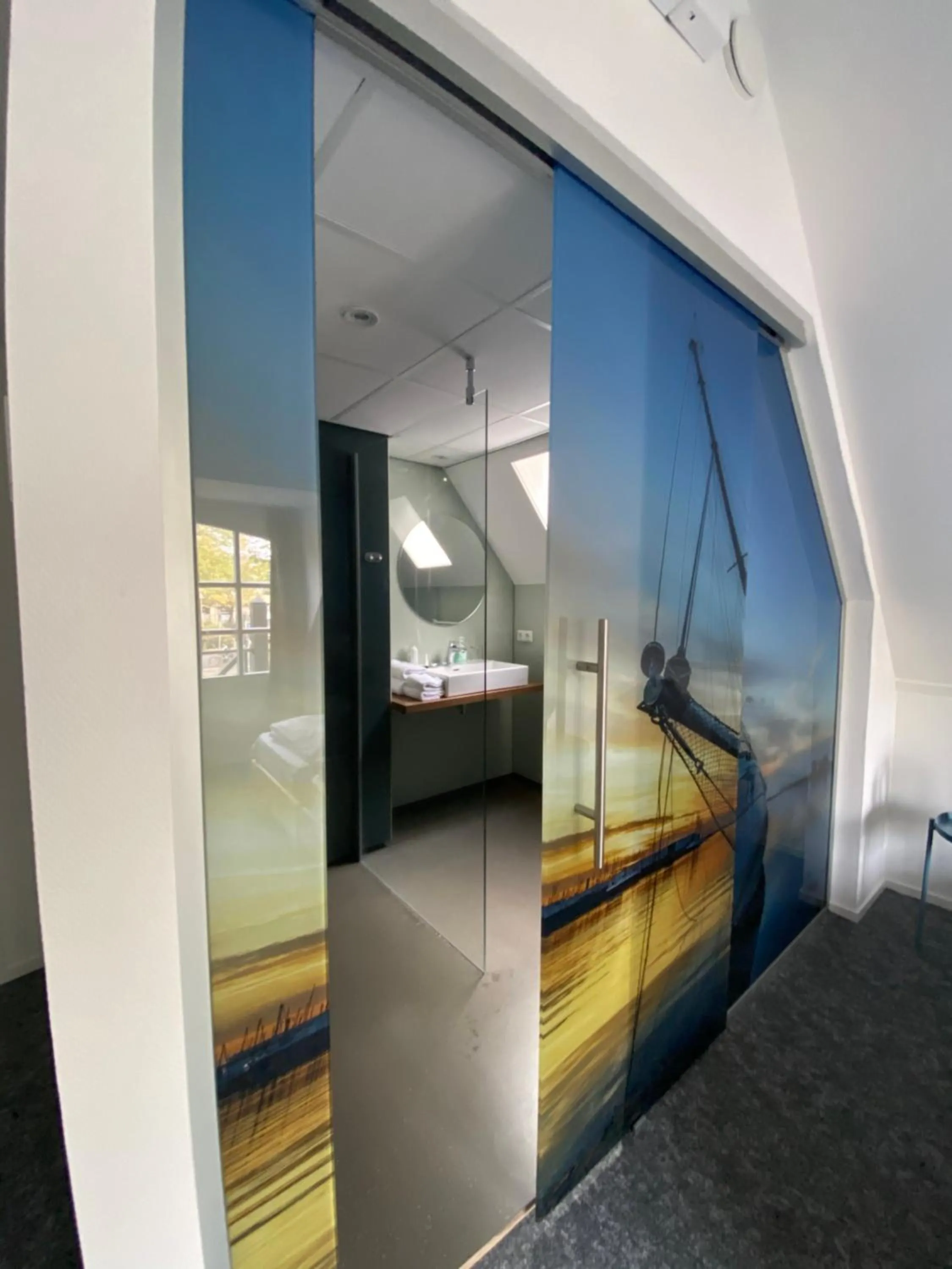 Bathroom, Bed in Hotel Restaurant De Stadsherberg
