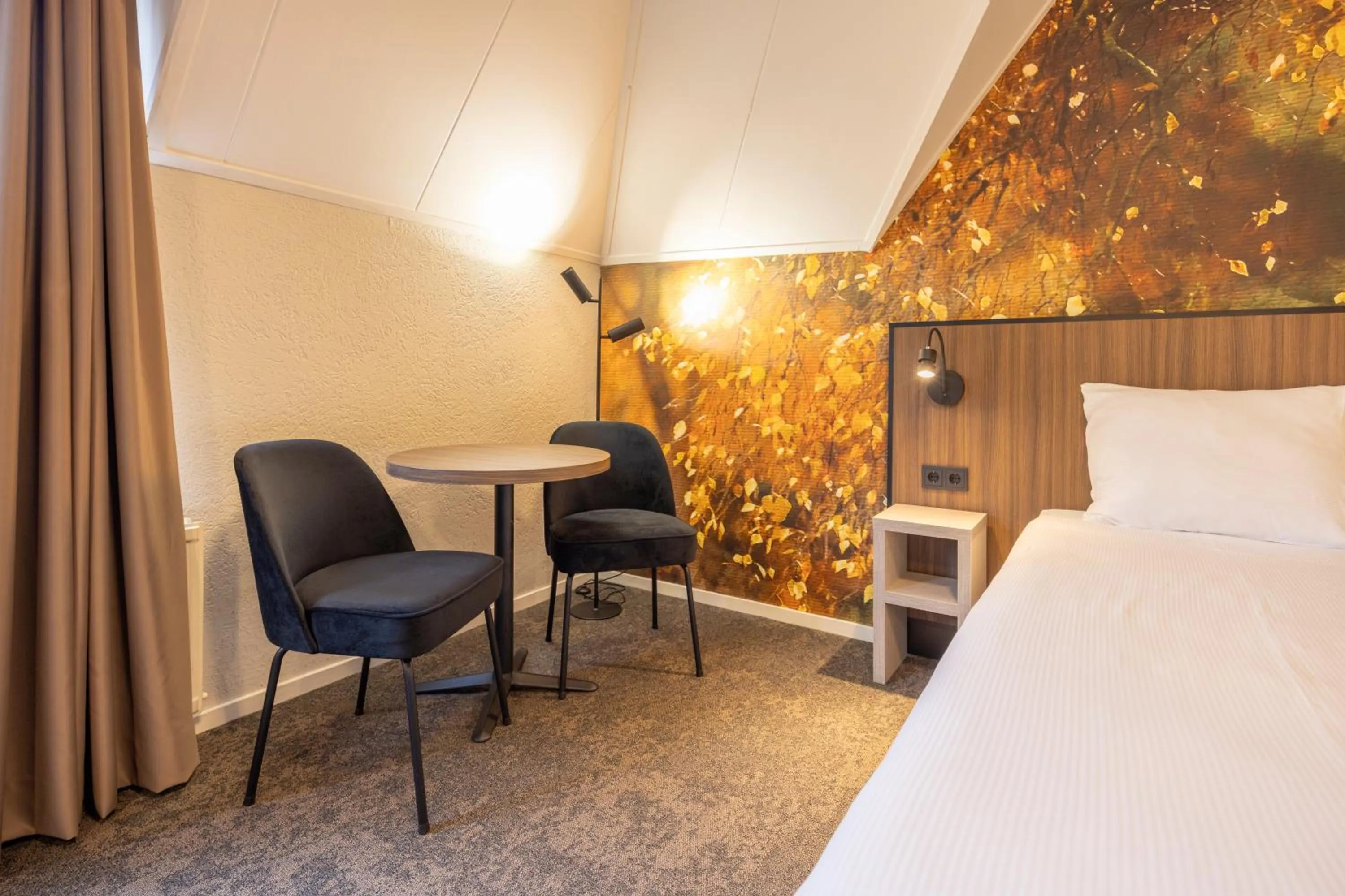Seating area, Bed in Fletcher Hotel Apeldoorn