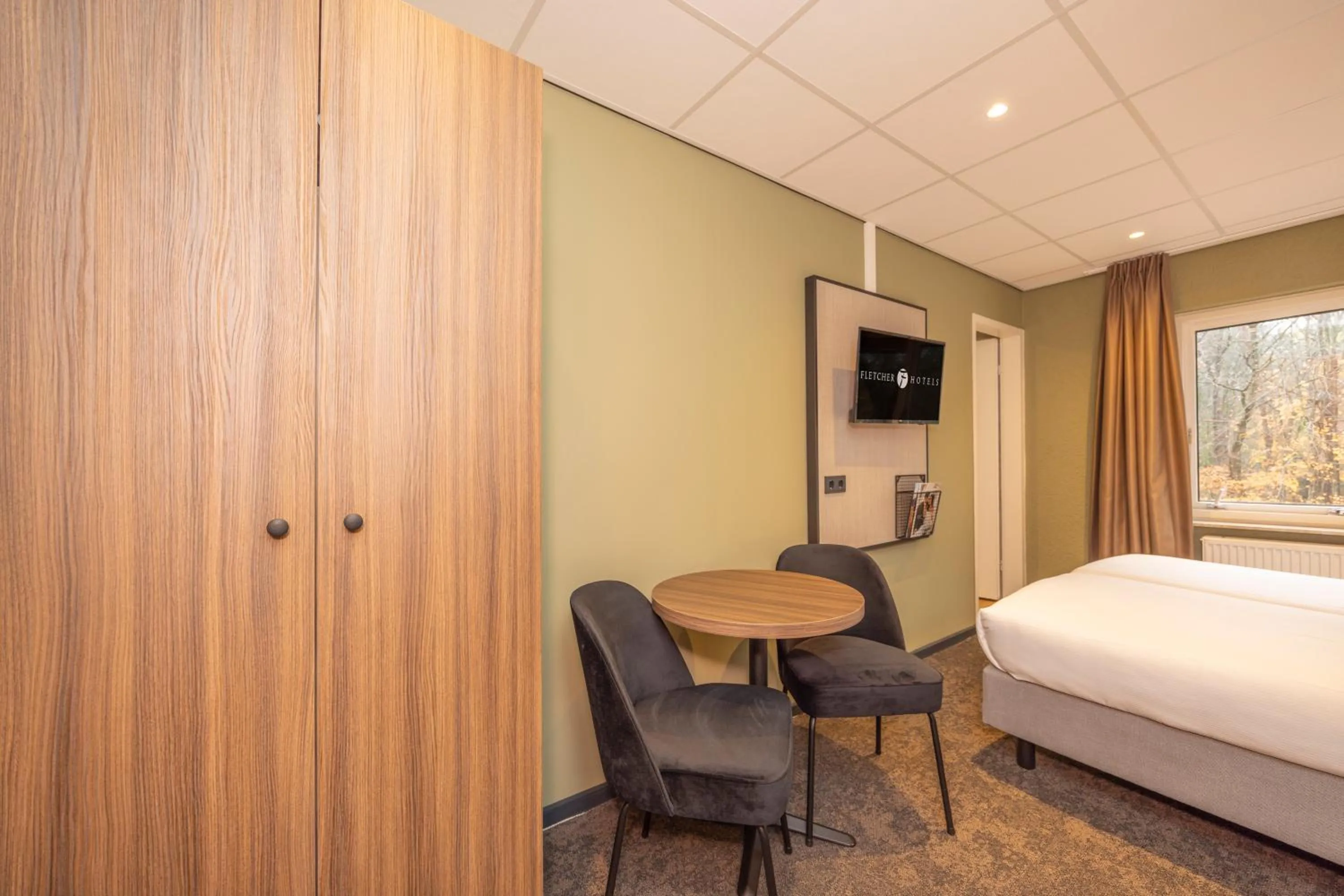 wardrobe, Bed in Fletcher Hotel Apeldoorn