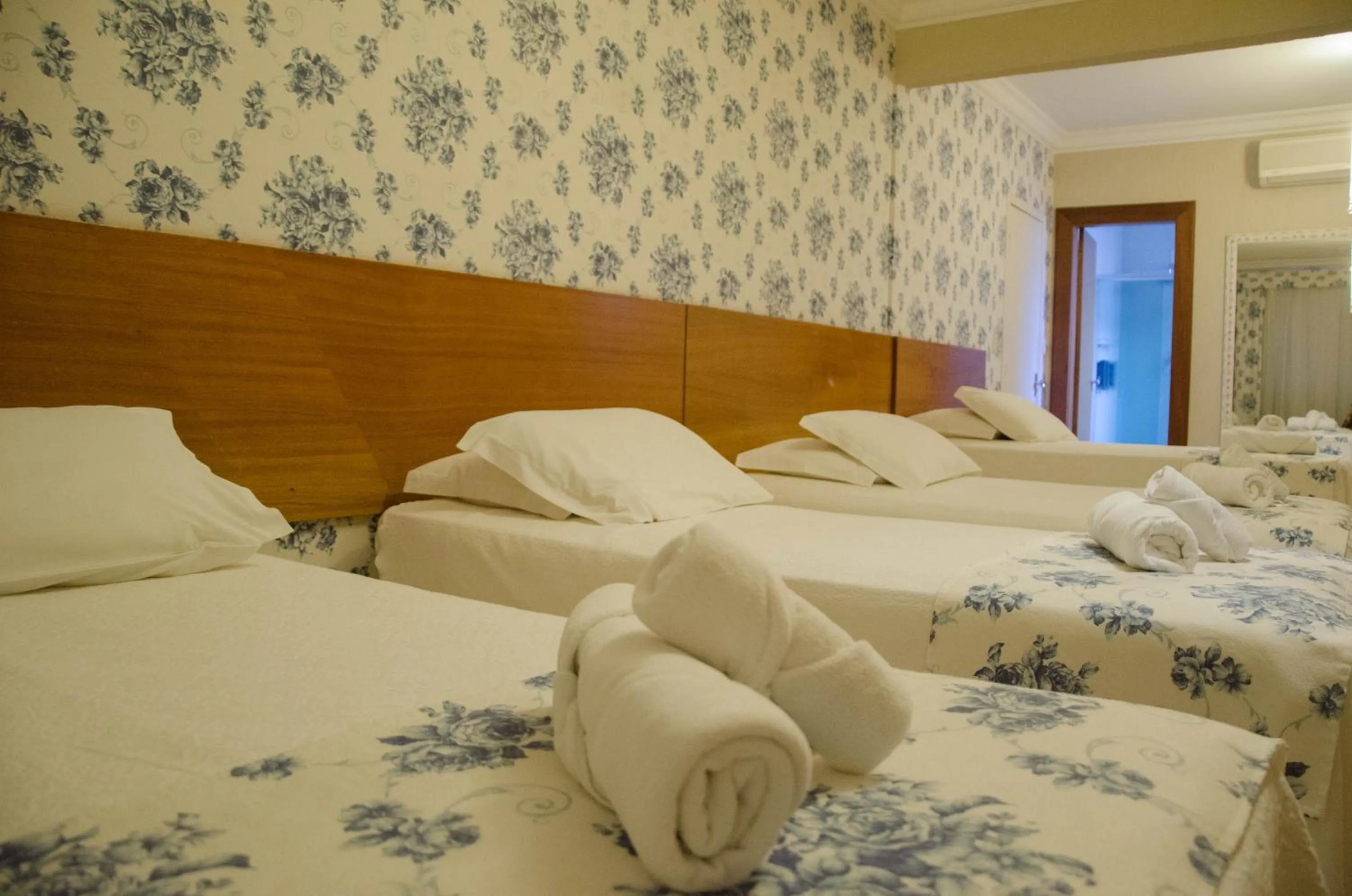 Bed in Germanias Blumen Hotel