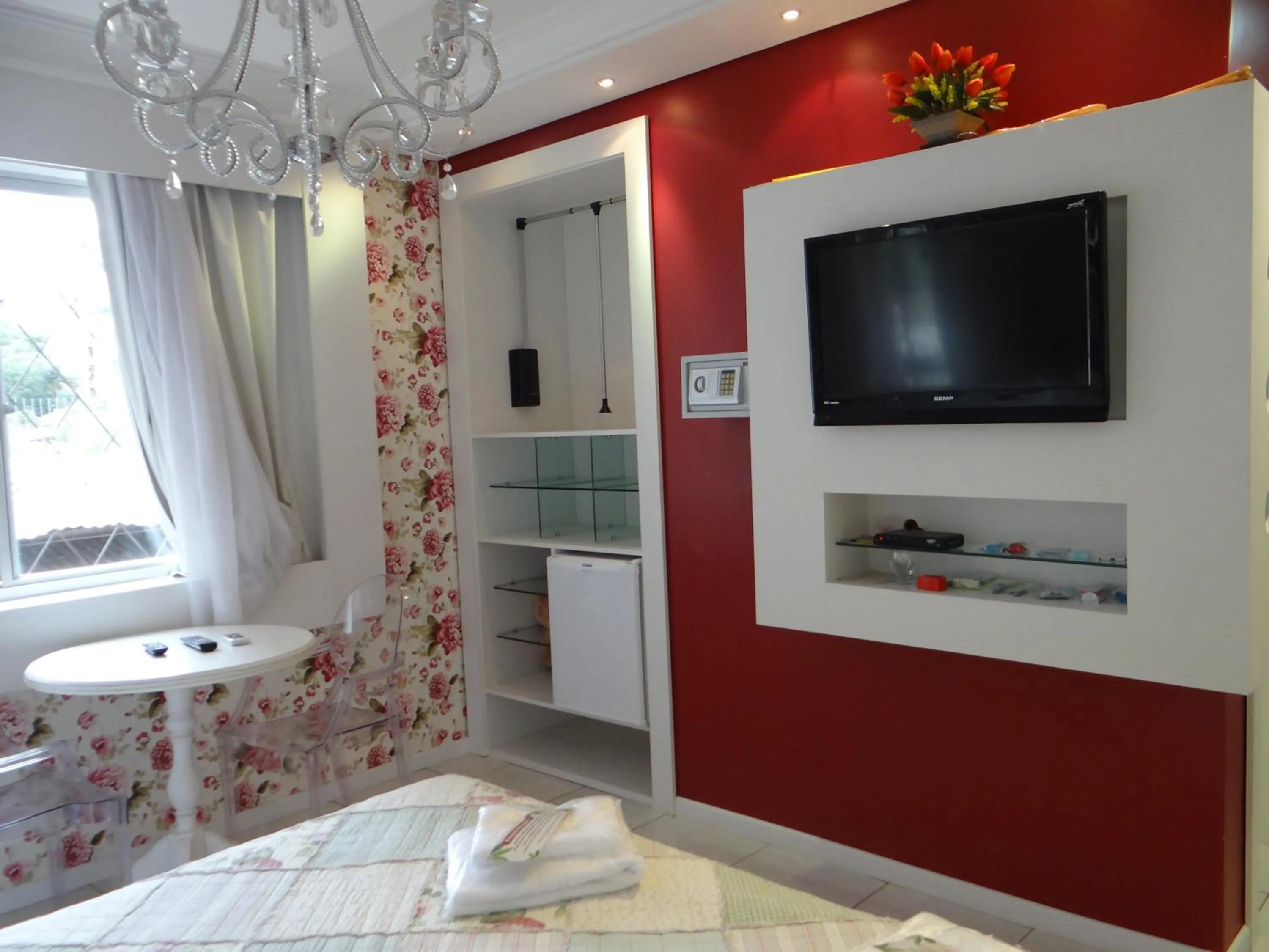 Bedroom, Bed in Germanias Blumen Hotel