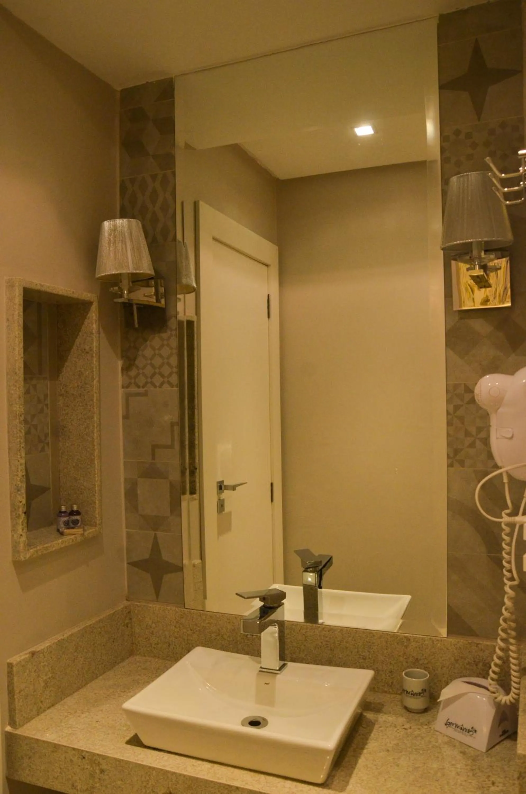 Bathroom in Germanias Blumen Hotel