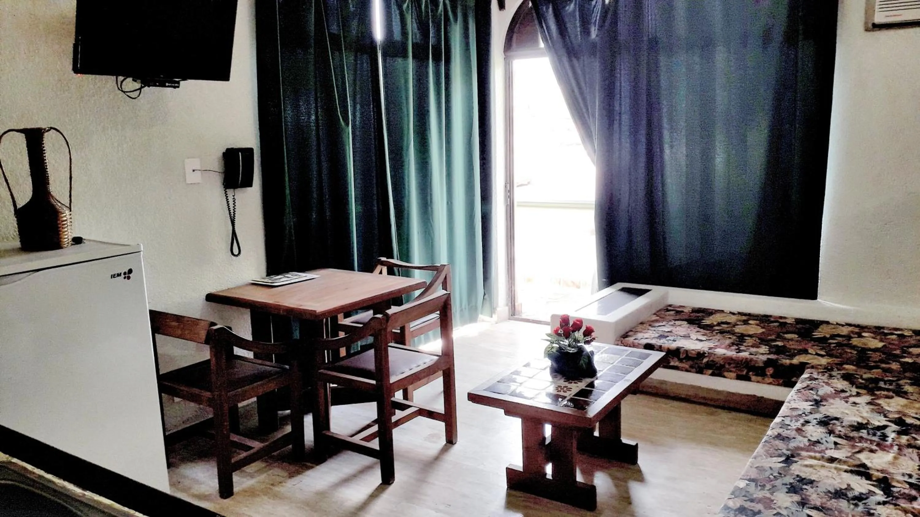 Living room, Bed in Solimar Inn Suites