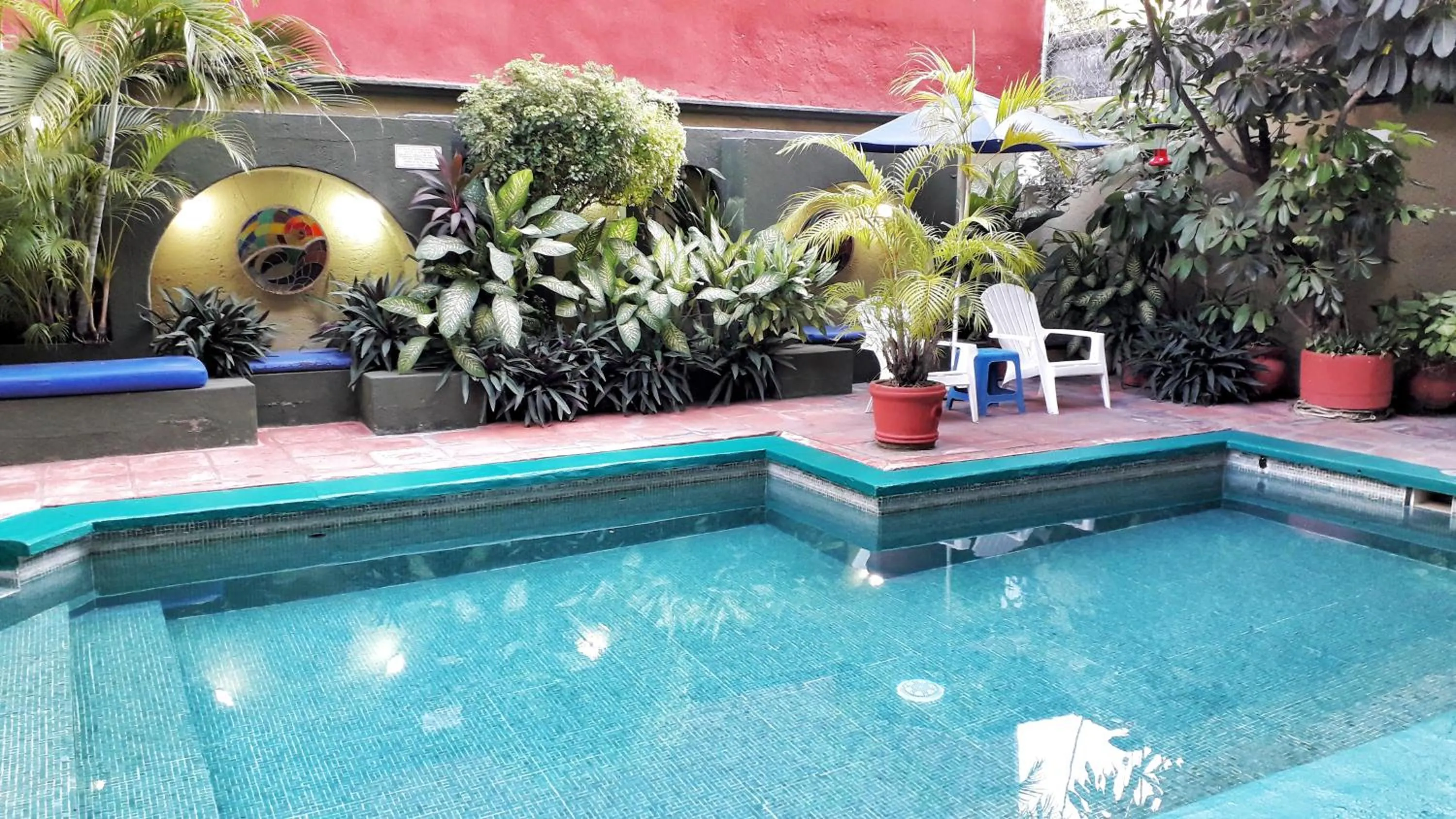 Swimming pool in Solimar Inn Suites