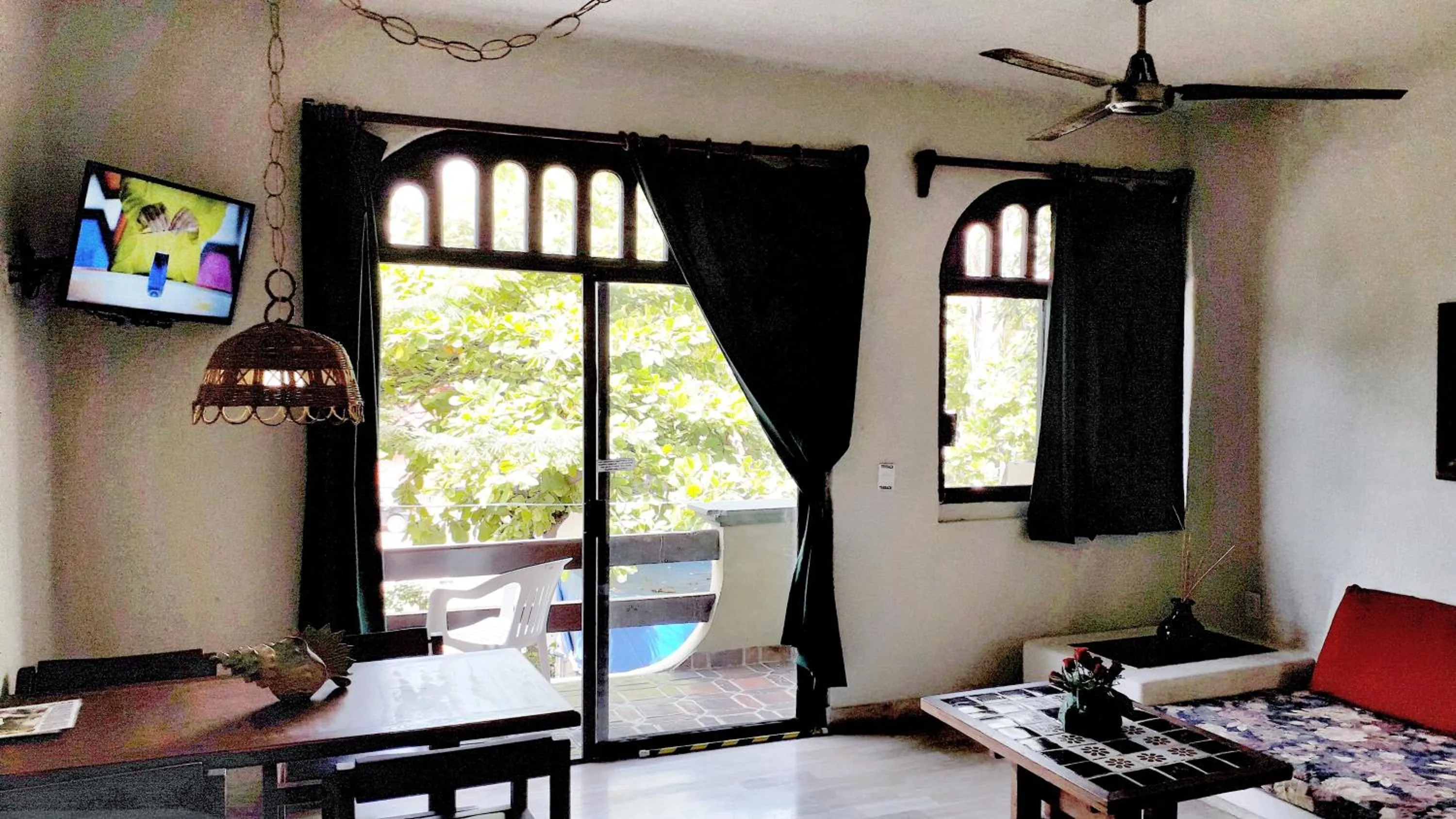 Living room in Solimar Inn Suites