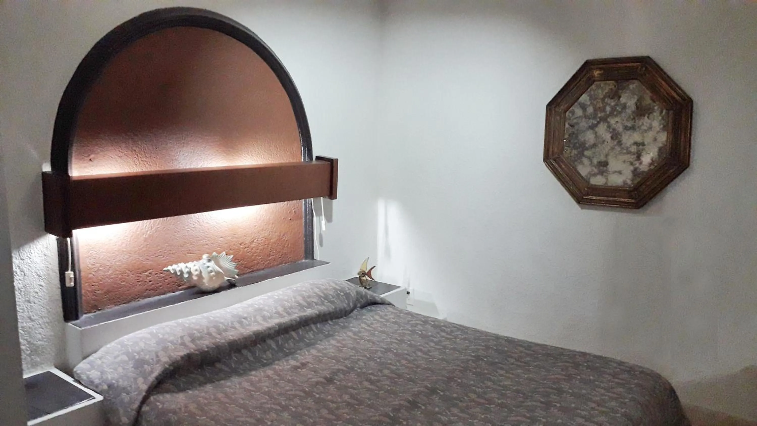 Bedroom, Bed in Solimar Inn Suites