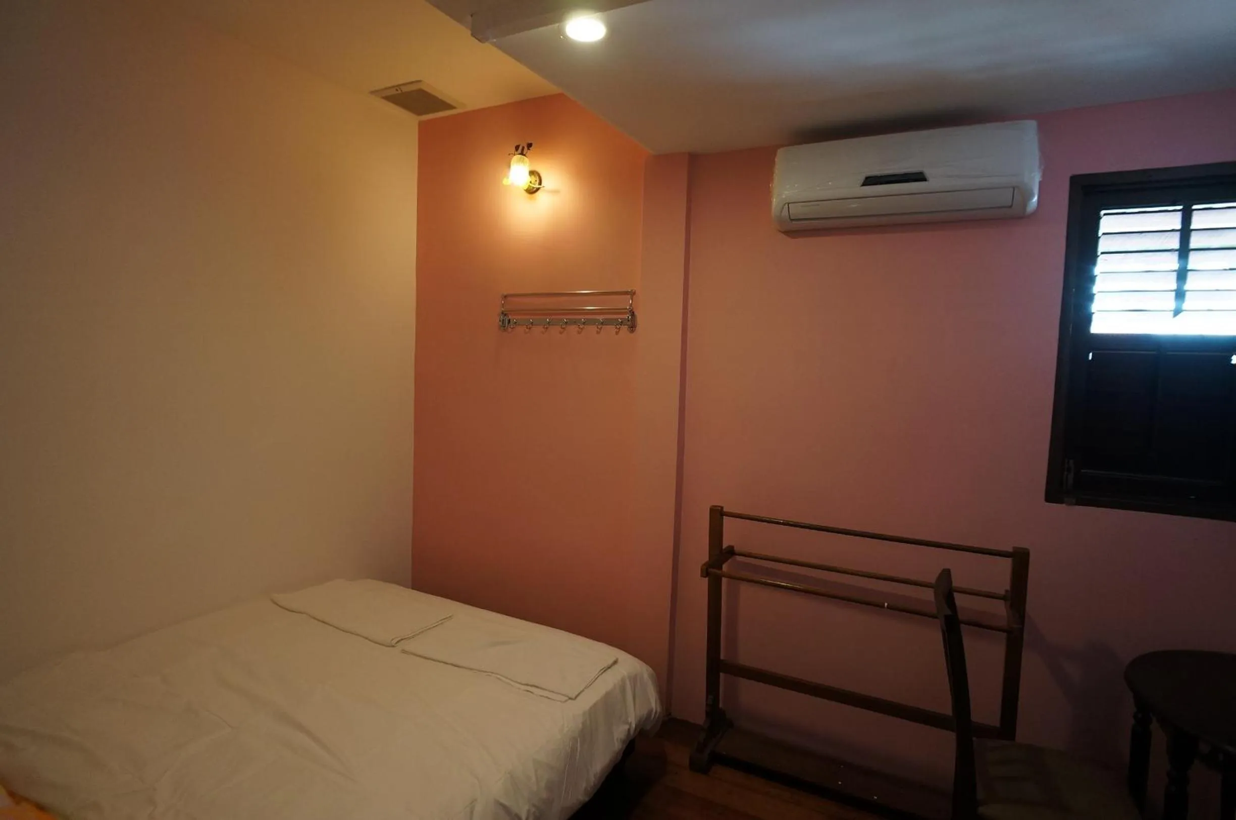 Photo of the whole room, Bed in Thirty Three Stewart Houze