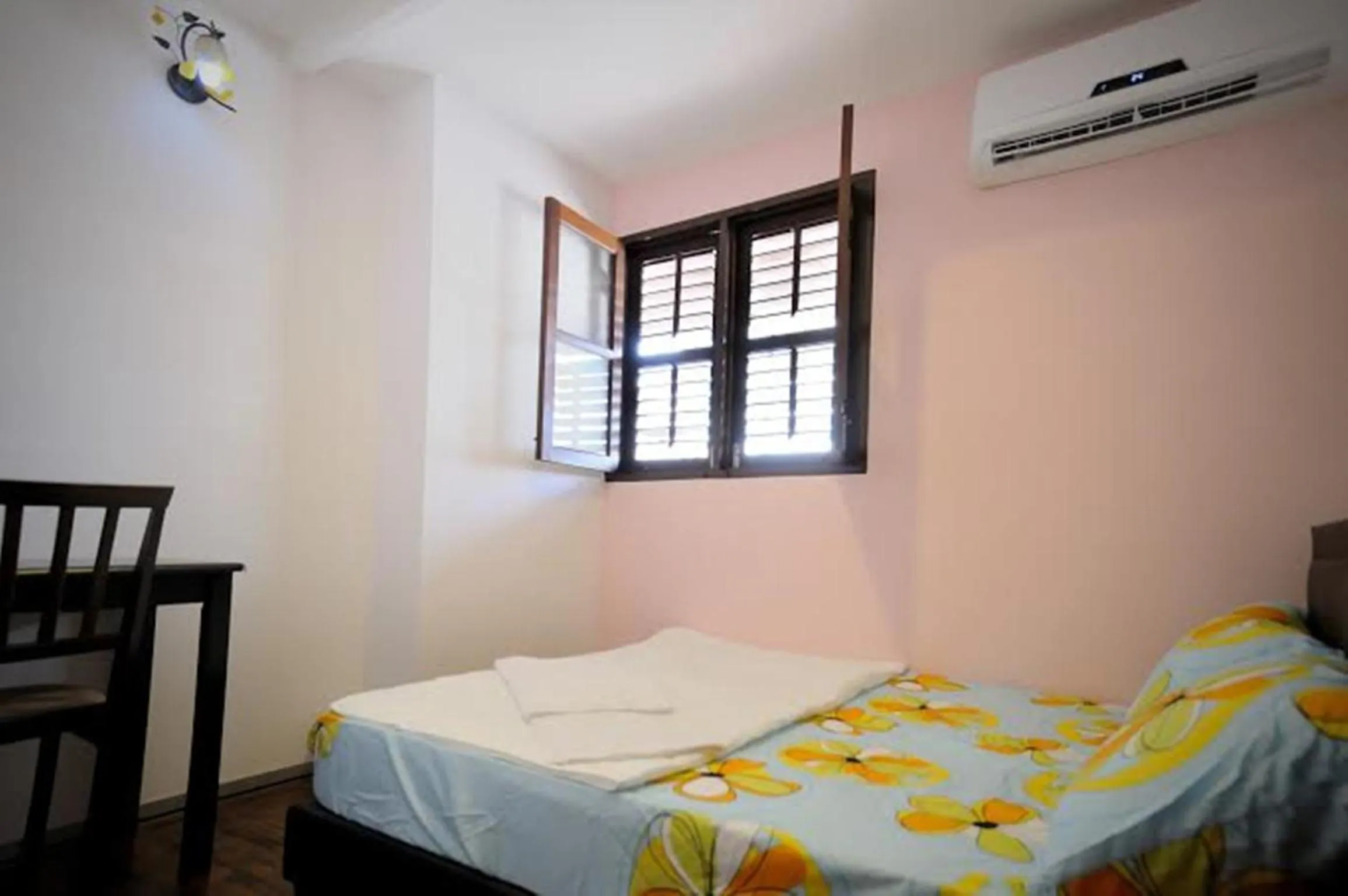 Photo of the whole room, Bed in Thirty Three Stewart Houze