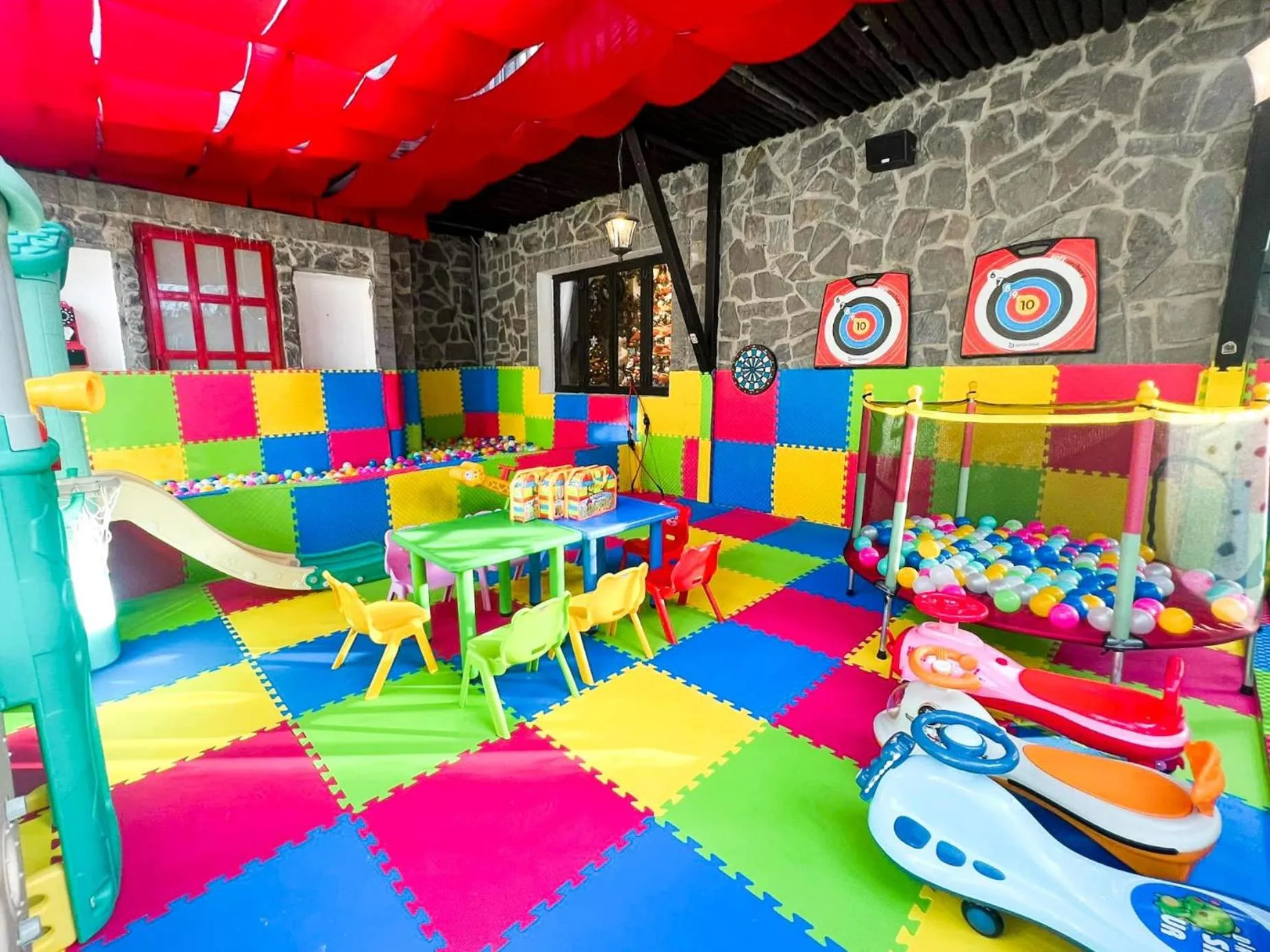 Children play ground in De Vivre Homestay Măng Đen