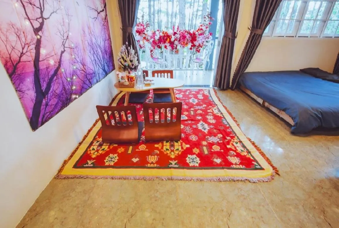 Seating area, Bed in De Vivre Homestay Măng Đen