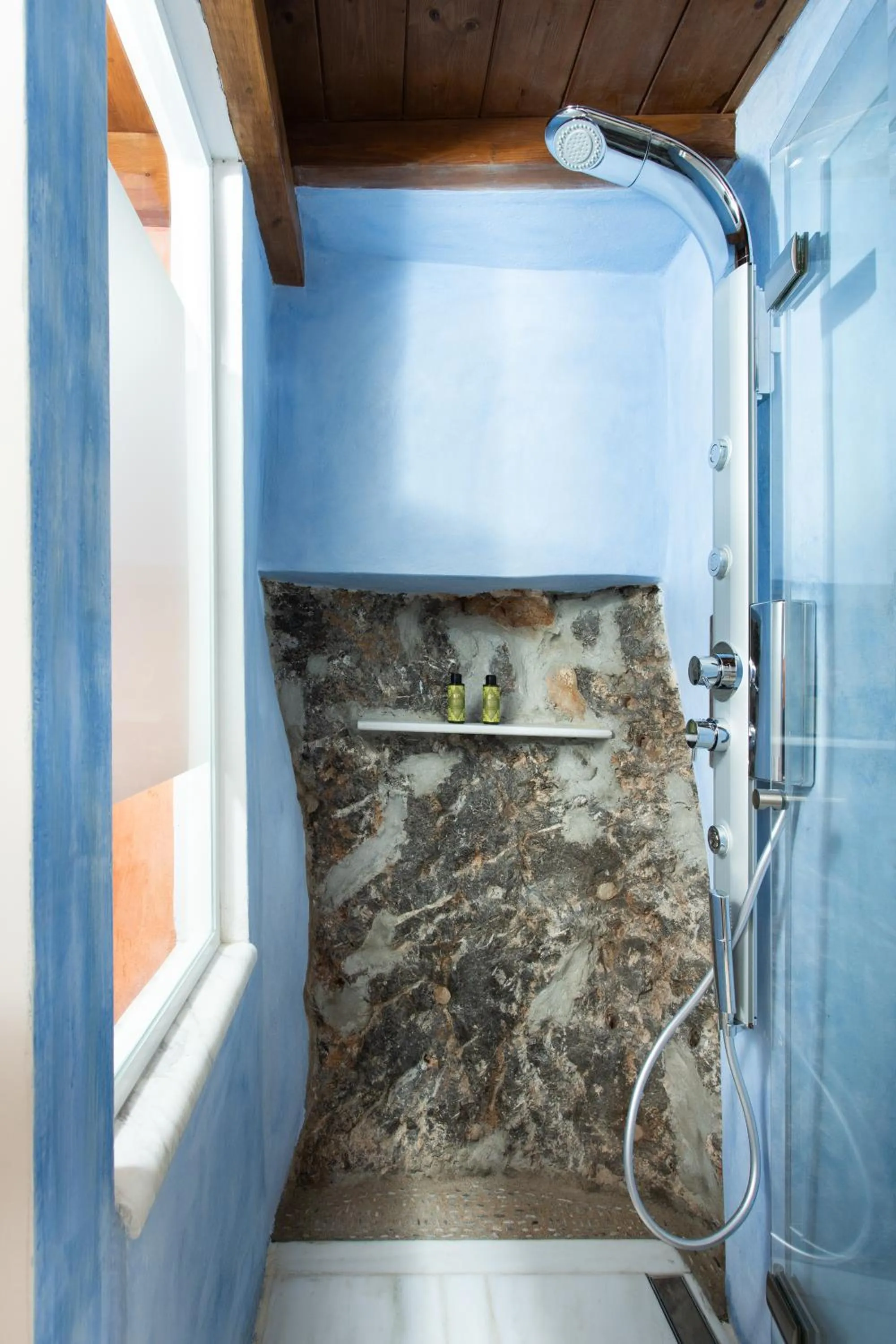 Shower in Dorovinis Monemvasia Castlehouses